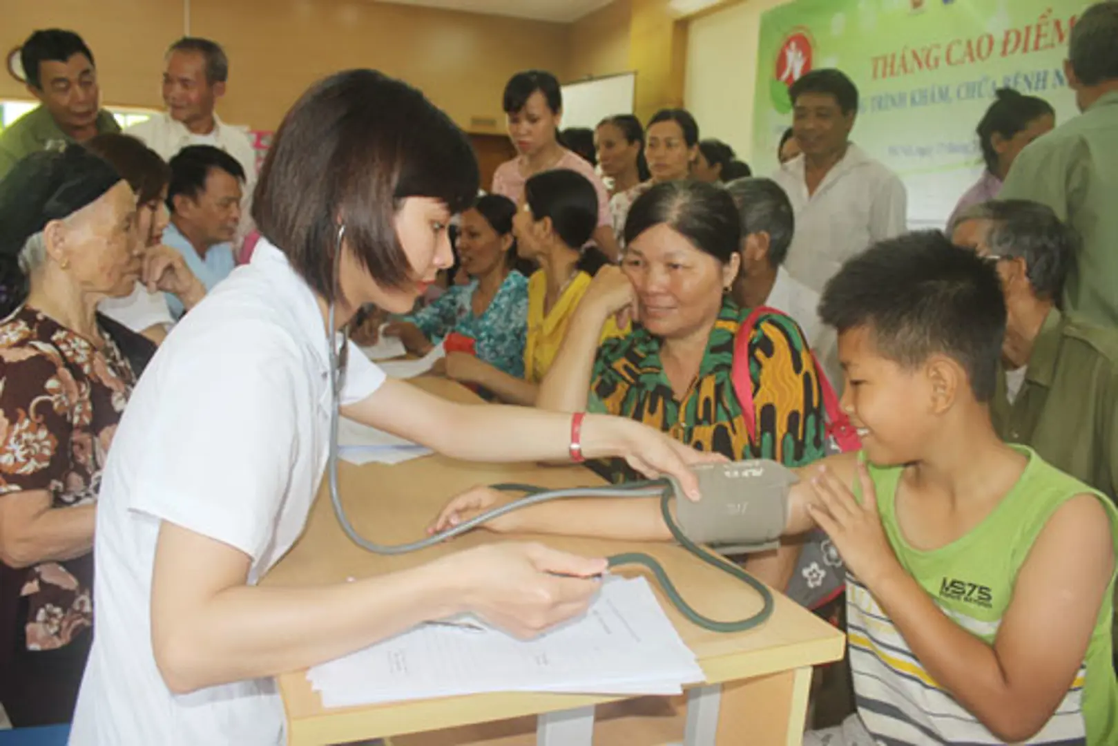 Hội Chữ thập đỏ Hà Nội khám, chữa bệnh cho các gia đình chính sách huyện Sóc Sơn