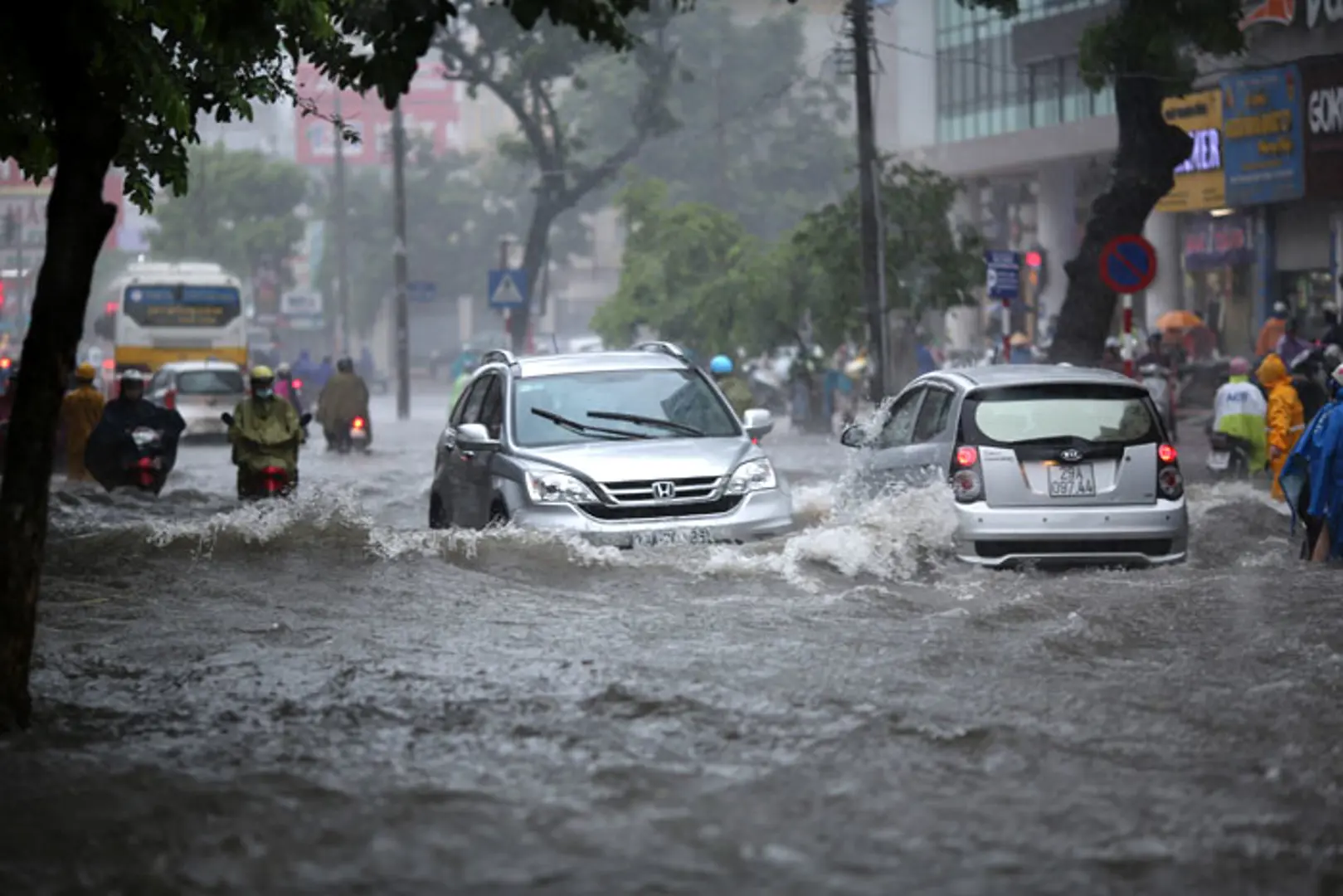 Mưa lớn, Hà Nội ngập một số điểm ở nội thành