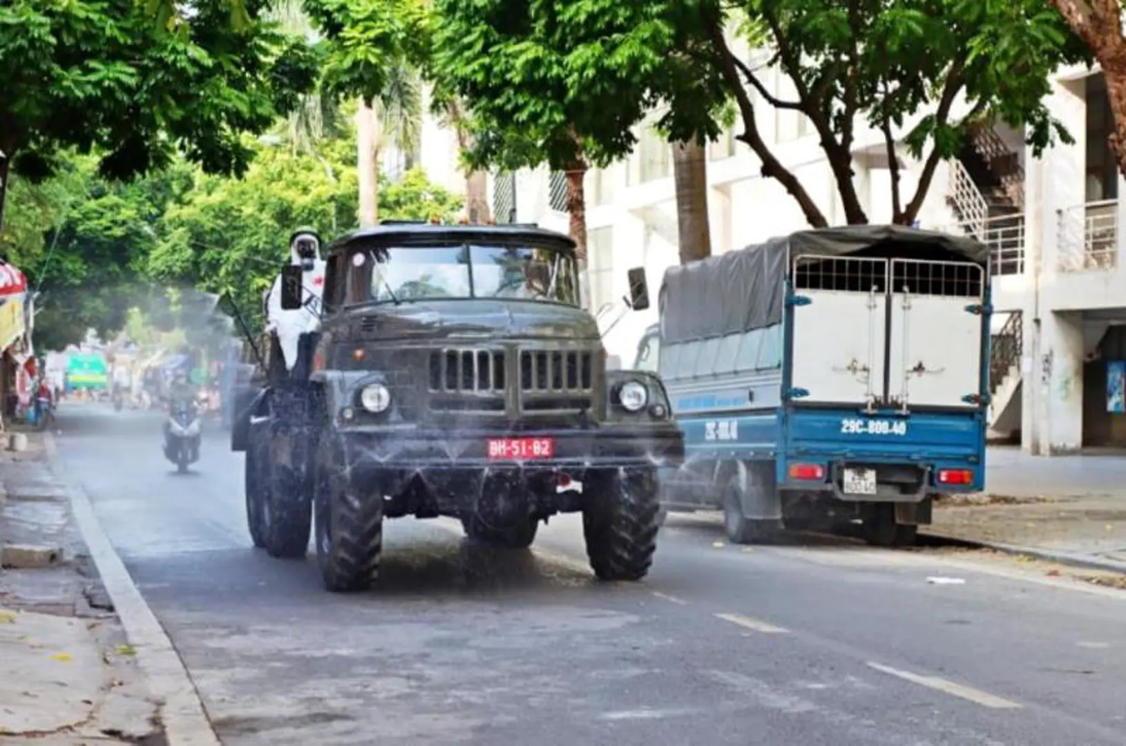 Sơn Tây phun khử khuẩn nhiều tuyến đường chính để phòng, chống Covid-19