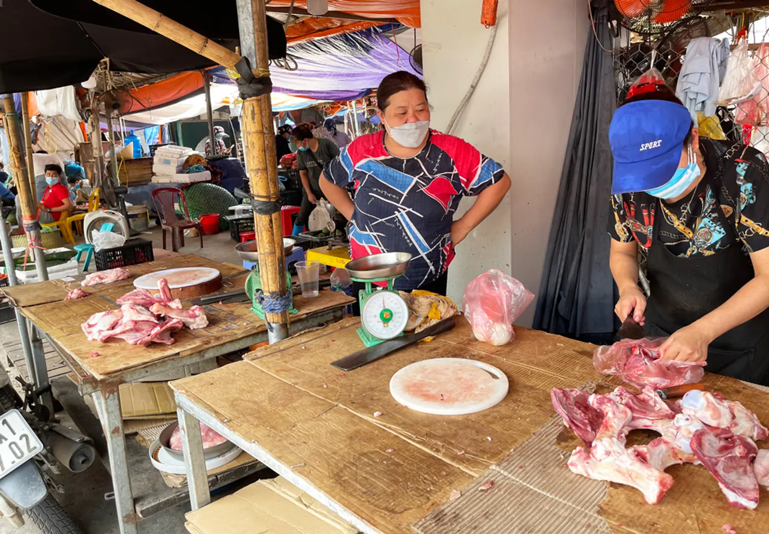 Hà Đông: Thực phẩm “cháy hàng” ở chợ dân sinh