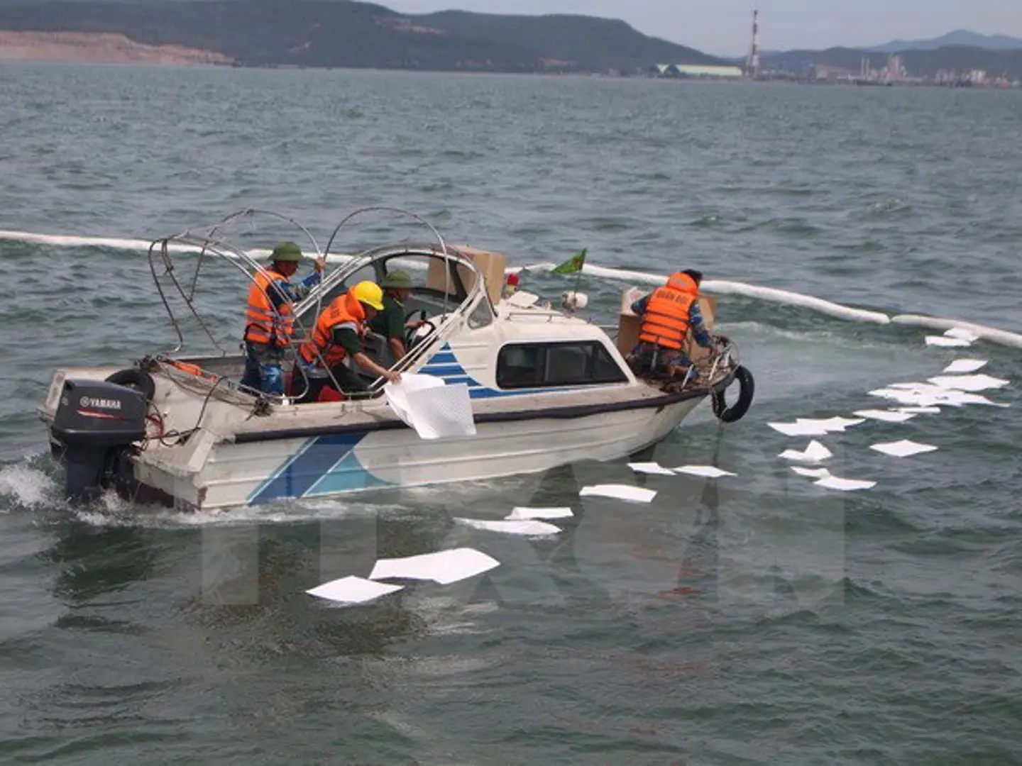 Quảng Ninh: Bục đường ống, 200 lít dầu tràn ra biển