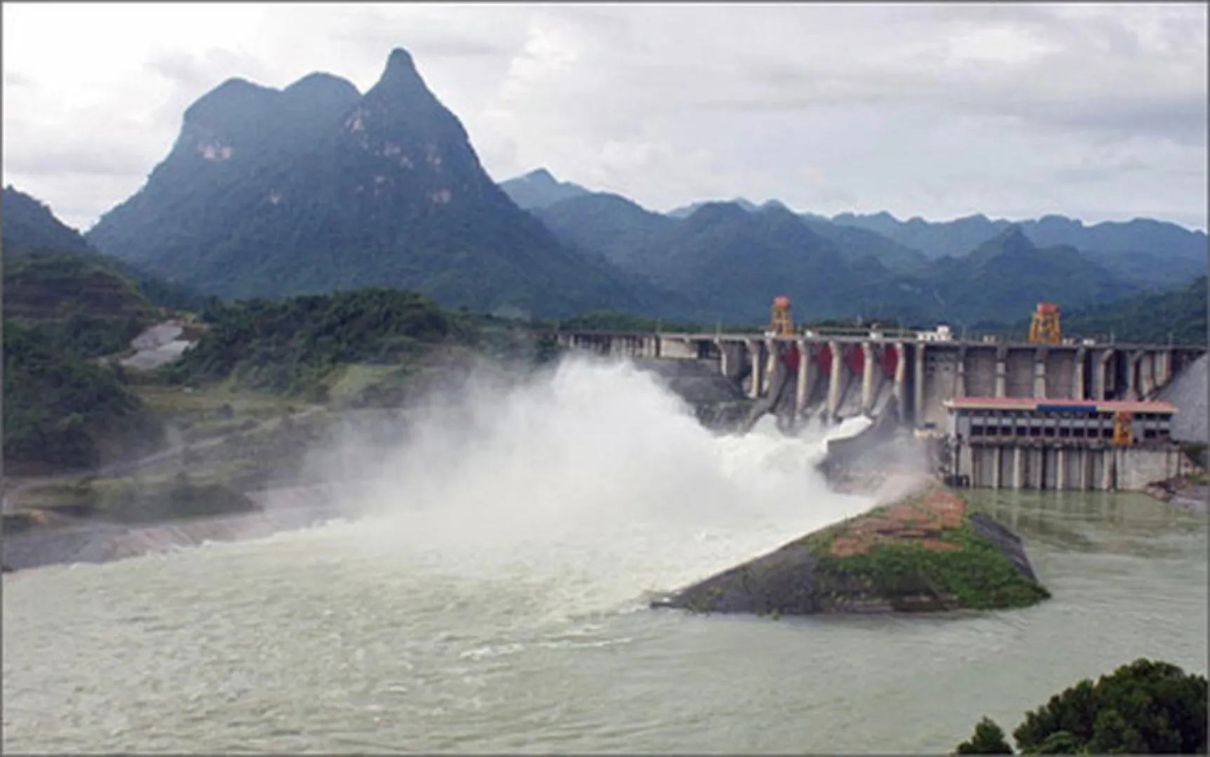 Mở thêm hai cửa xả đáy hồ Tuyên Quang