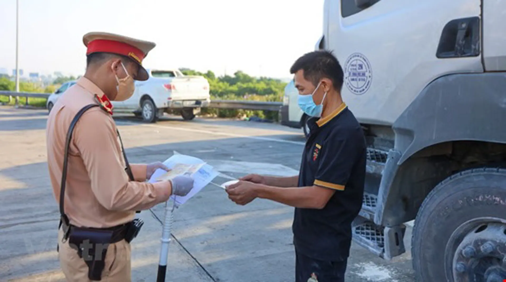 Hỗ trợ xét nghiệm lưu động cho tài xế chở hàng hóa ở Hà Nội, Hải Phòng