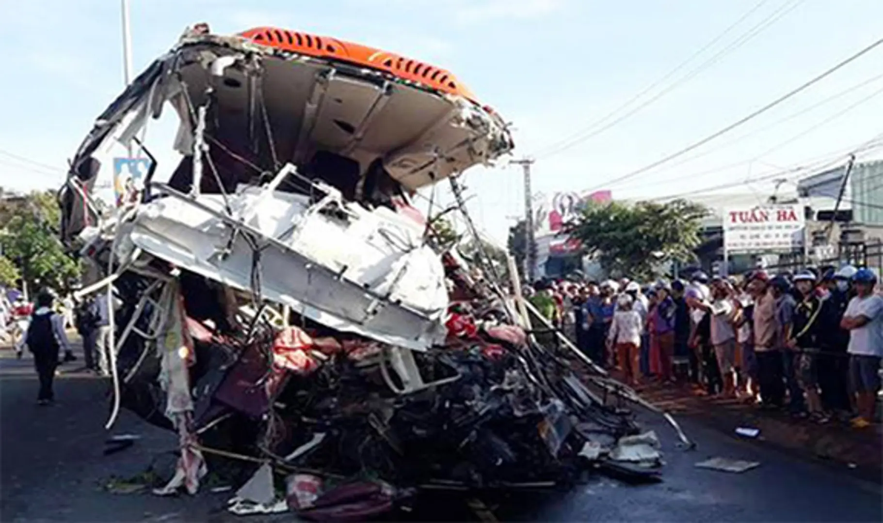 Xe tải chạy 105km/giờ va chạm xe khách, 34 người thương vong