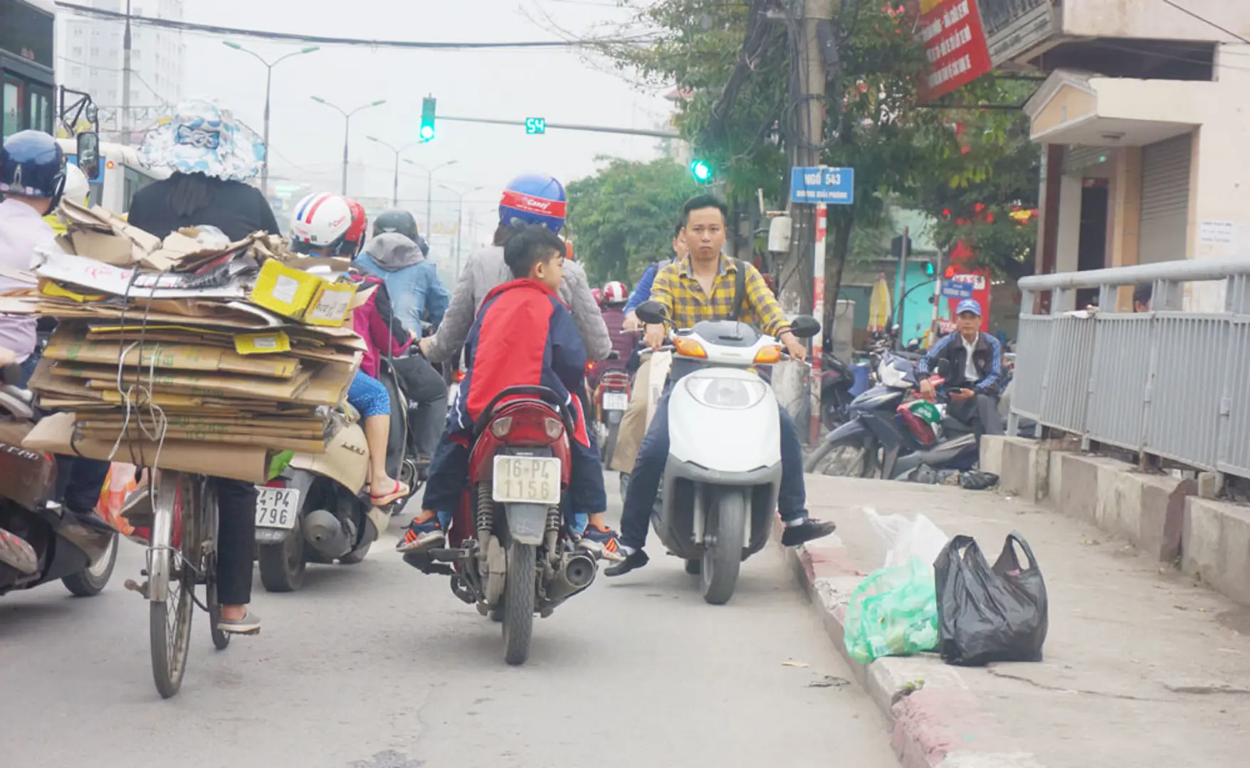 Xếp hàng chạy ngược chiều trên đường Giải Phóng