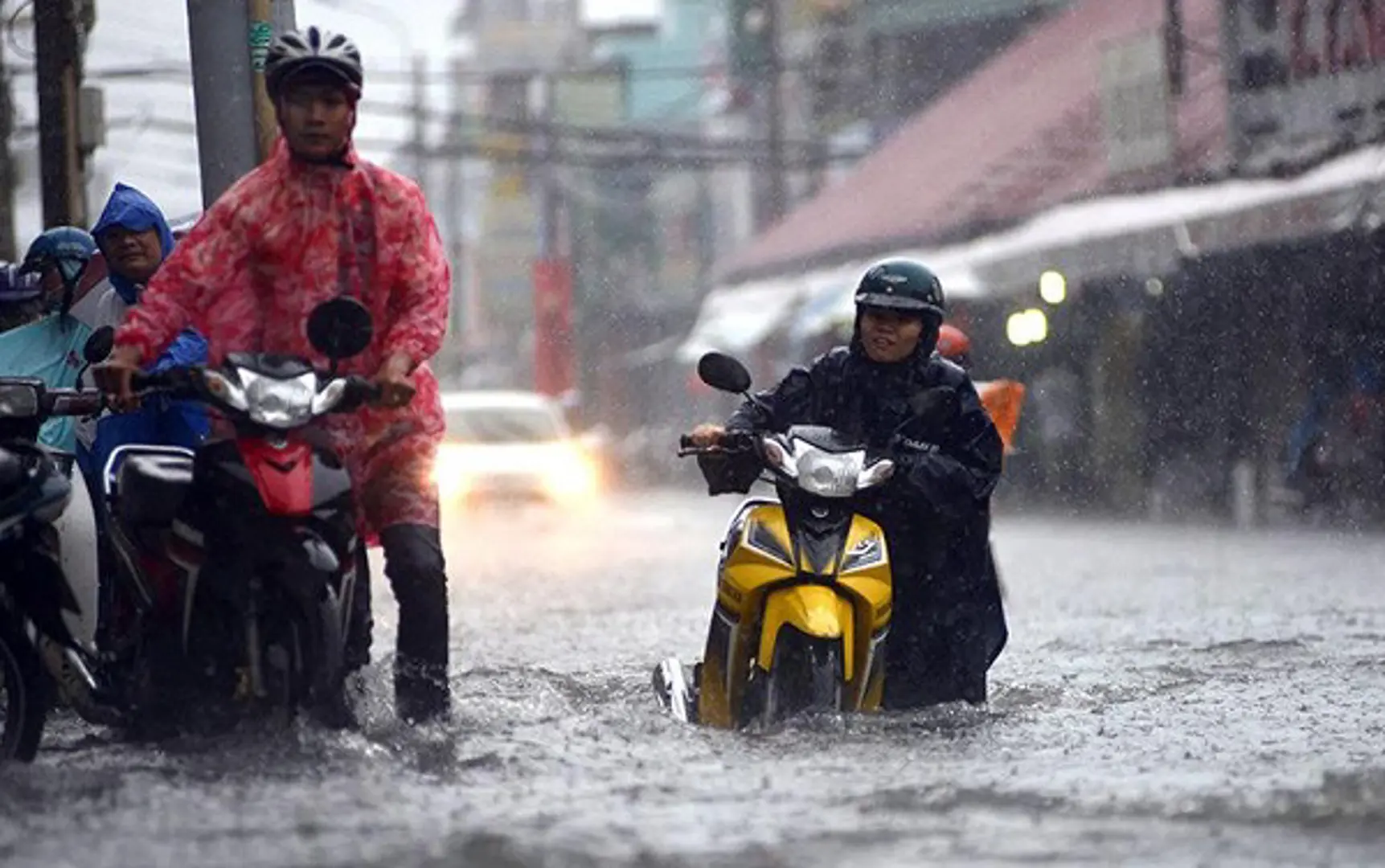 Sau cơn mưa đầu mùa, nhiều tuyến đường TP.HCM ngập nặng