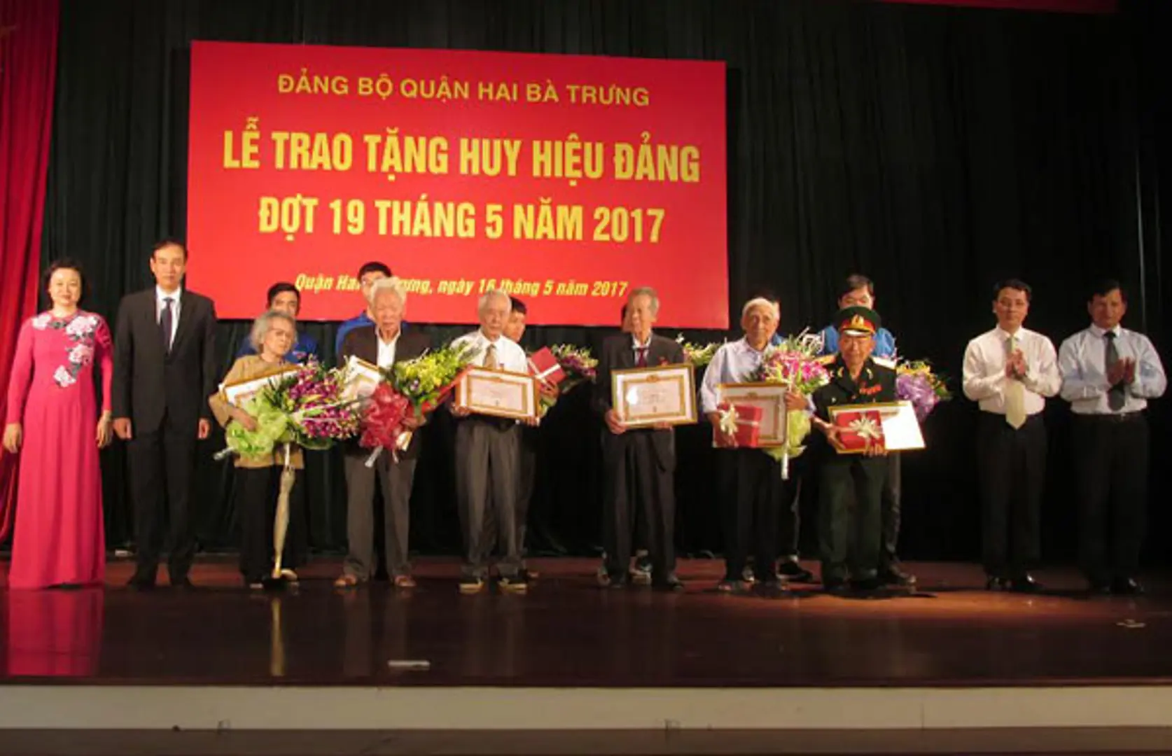 Quận Hai Bà Trưng trao tặng, truy tặng Huy hiệu Đảng đợt 19/5