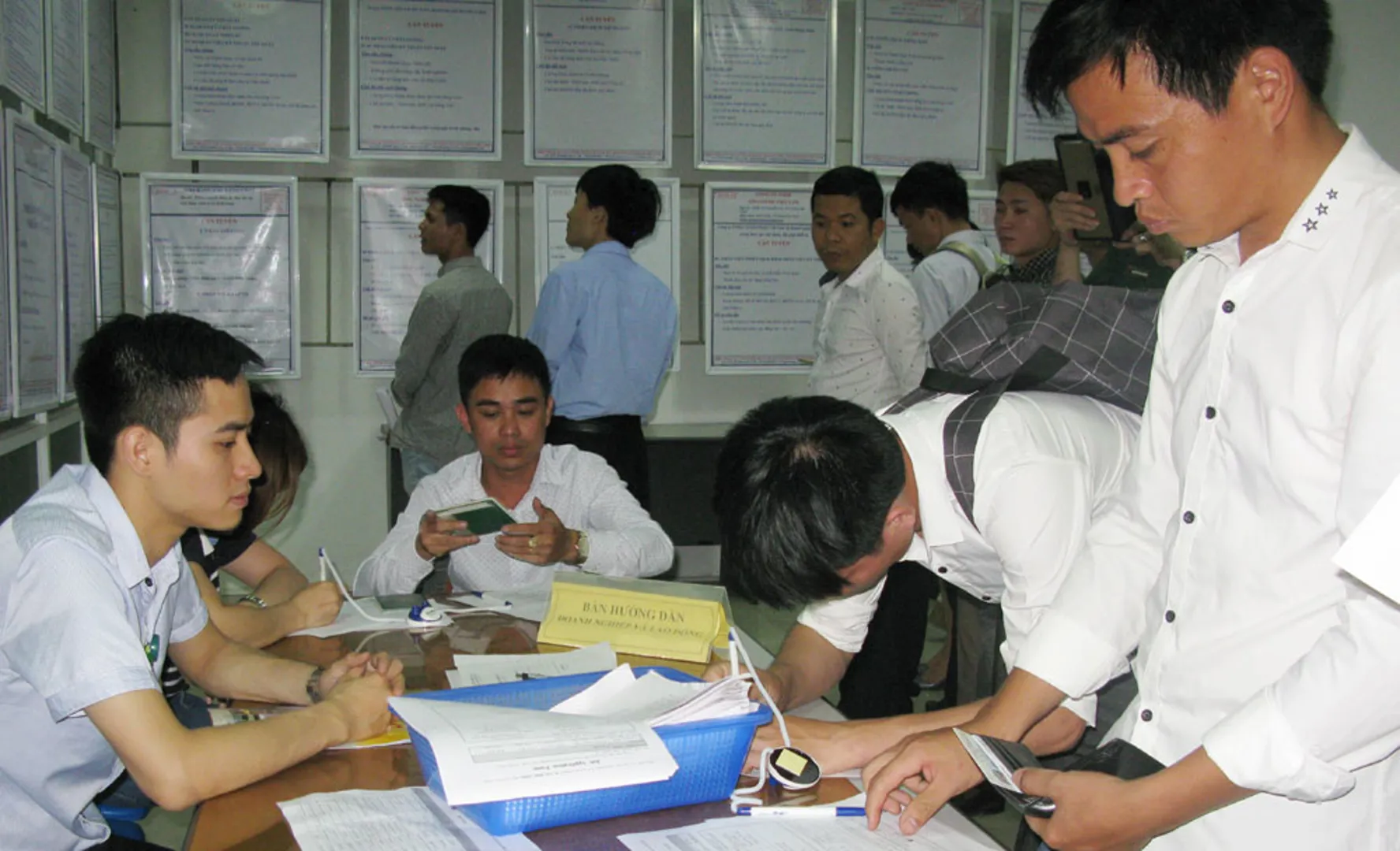 Xung quanh đề xuất tăng giờ làm thêm: Giải pháp tình thế