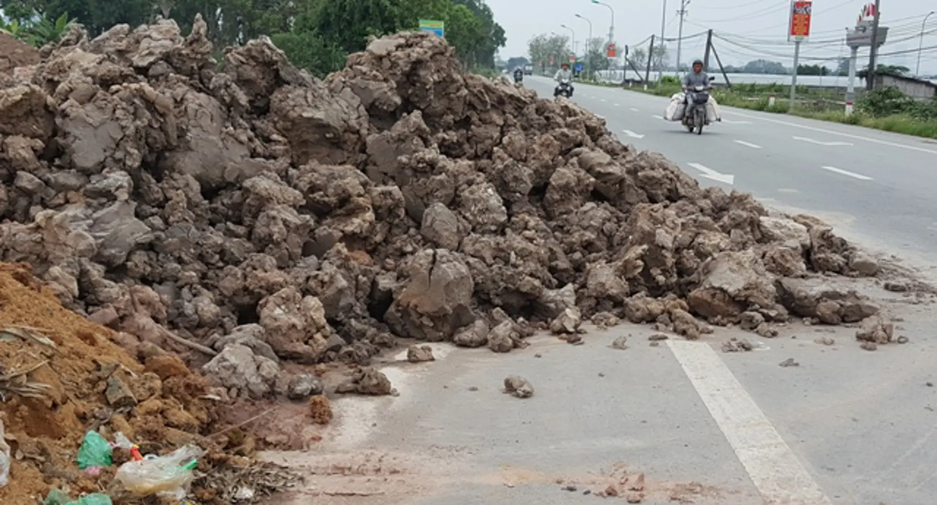 Mất an toàn giao thông trên tỉnh lộ 422 qua Yên Sở, huyện Hoài Đức