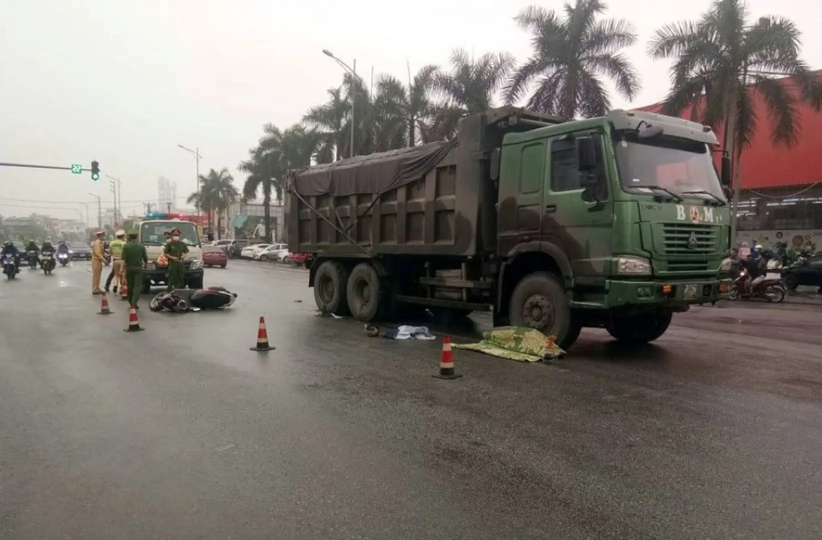 Tai nạn giao thông mới nhất hôm nay 28/3: Xe tải va chạm xe máy, nữ tài xế tử vong thương tâm