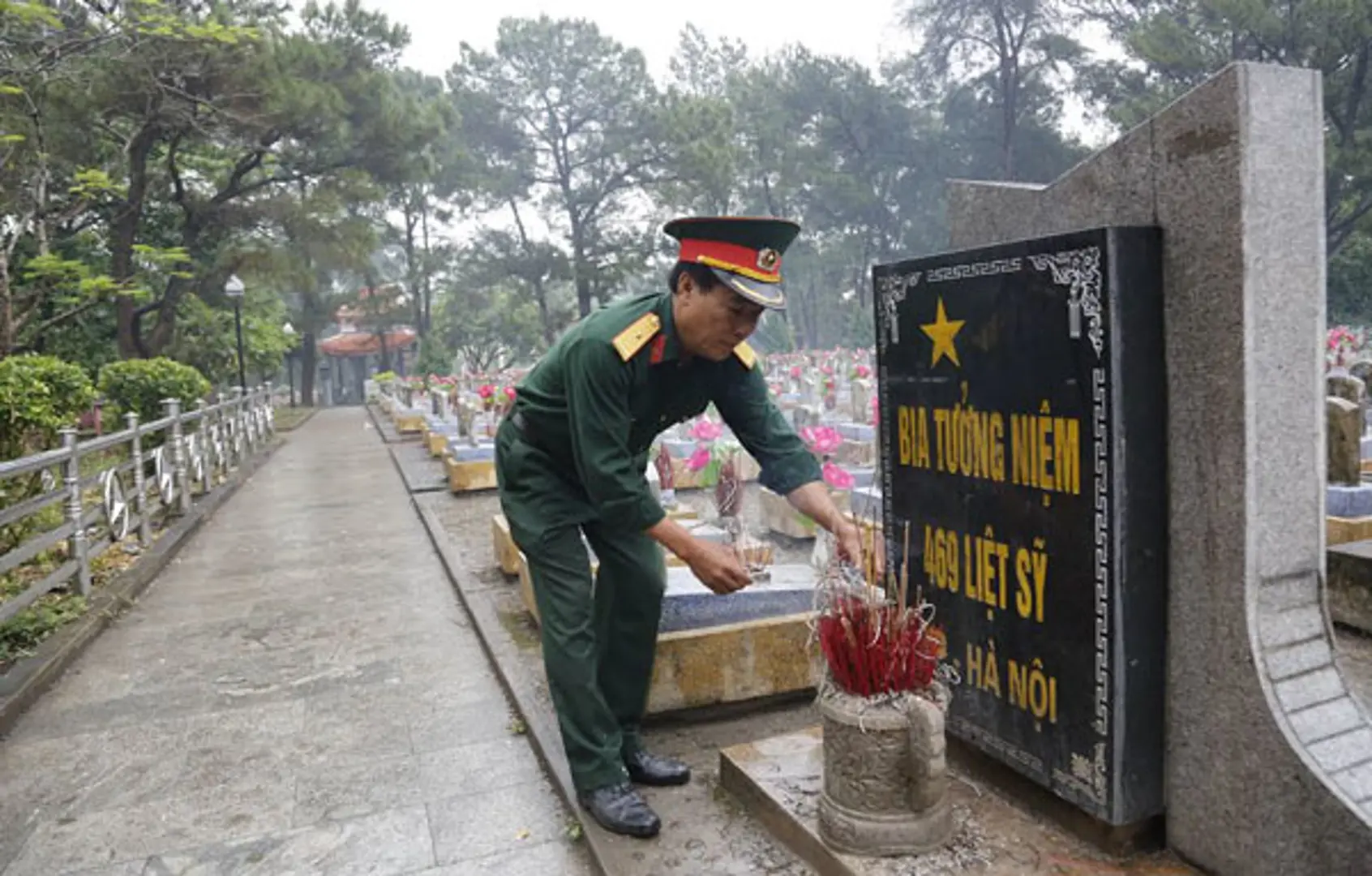 Báo Kinh tế & Đô thị dâng hương các anh hùng liệt sỹ tại Nghĩa trang Trường Sơn