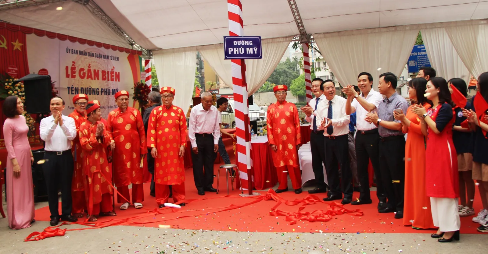Gắn biển tên đường Phú Mỹ