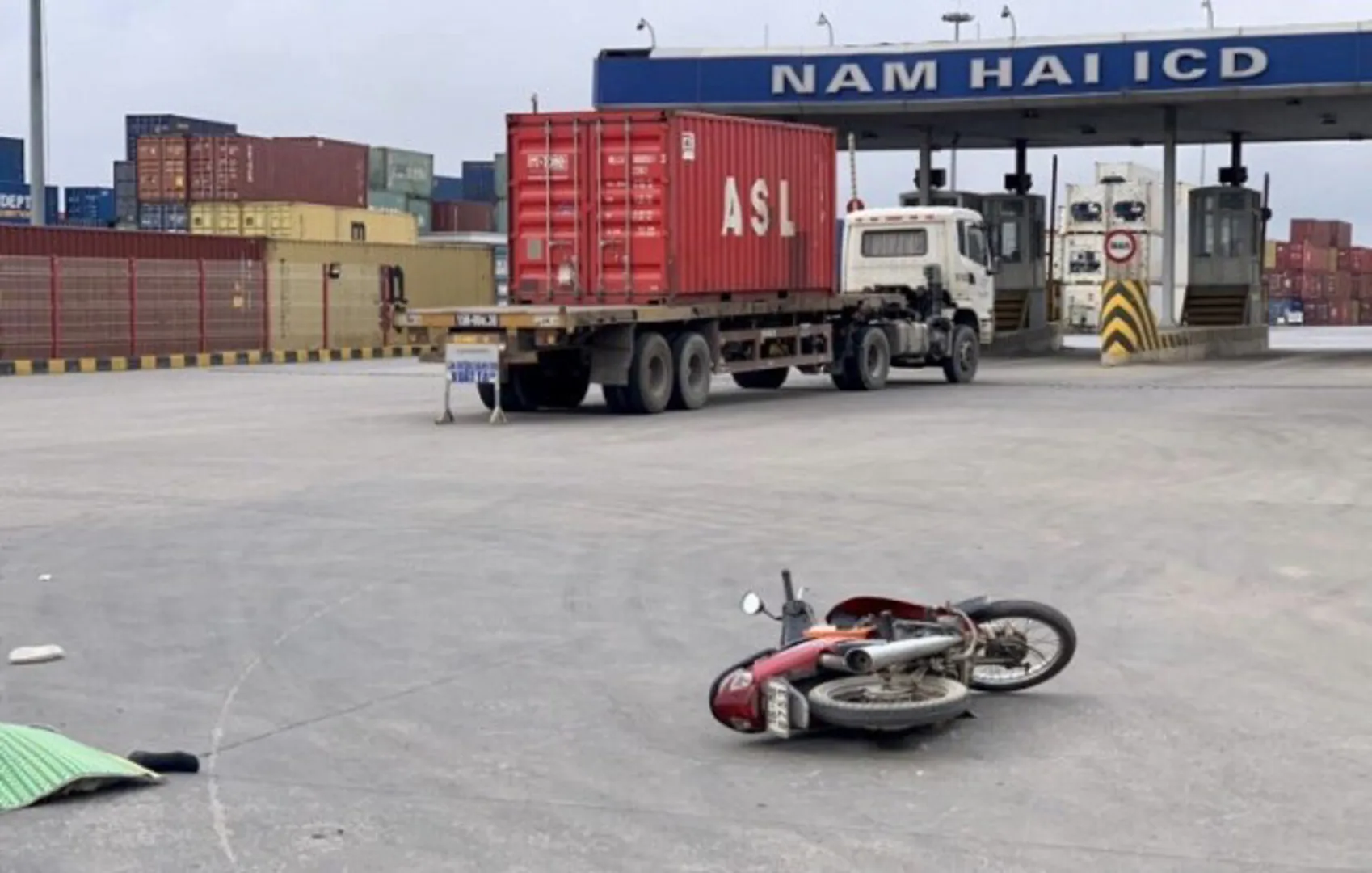 Tai nạn giao thông mới nhất hôm nay 15/4: Va chạm với xe container, tài xế xe máy tử vong