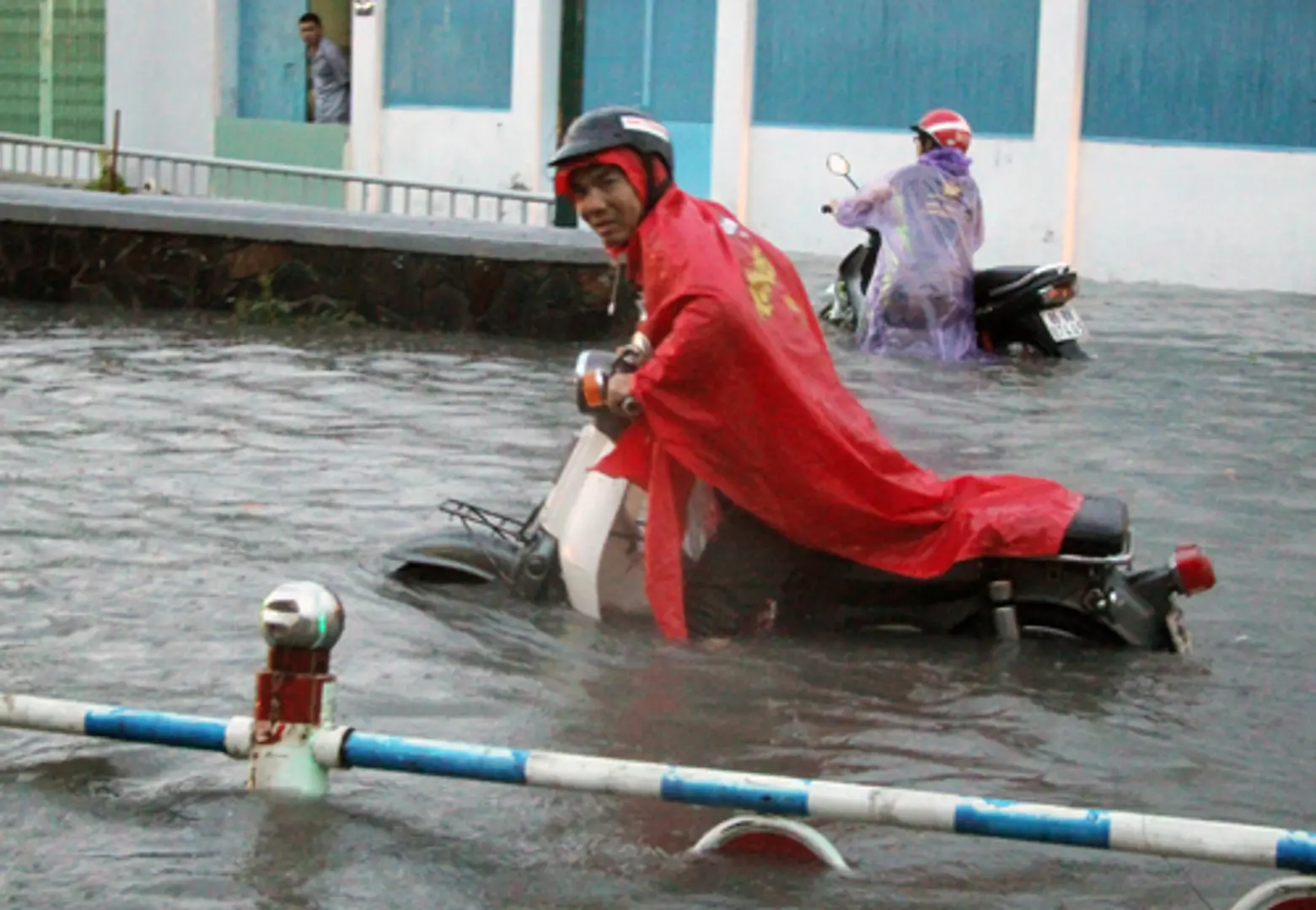 TP Hồ Chí Minh: Nước cuốn trôi xe máy trong cơn mưa kéo dài 2 giờ