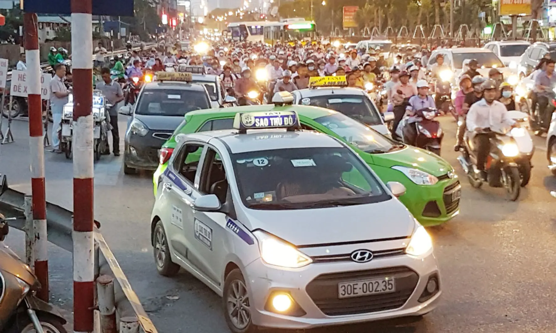 Taxi gây rối loạn giao thông trước cổng Bệnh viện Bạch Mai