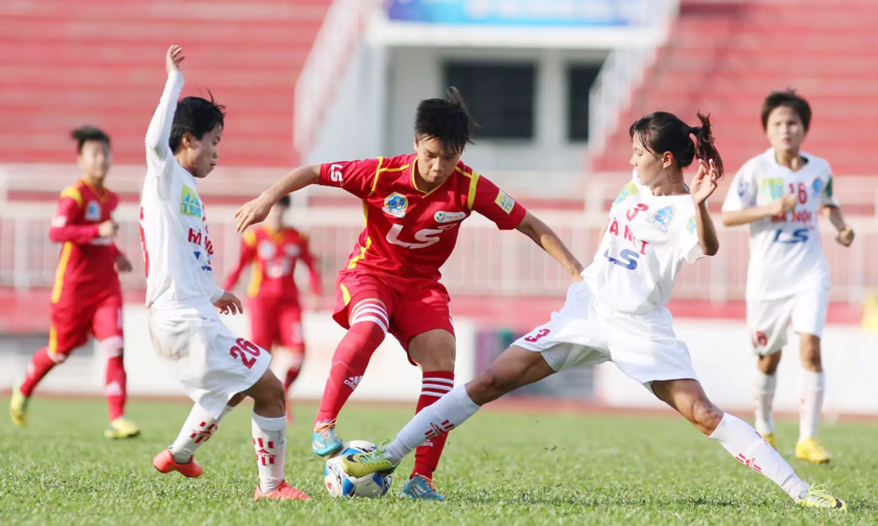 Bóng đá nữ: Cái khó bó cái khôn