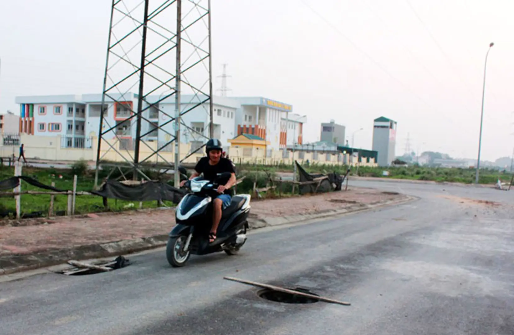 Tại phường Yên Nghĩa, quận Hà Đông: Hàng trăm “hố tử thần”  rình rập người đi đường