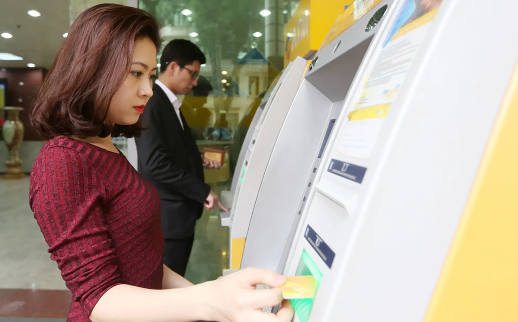 Lại bất bình vì phí ATM