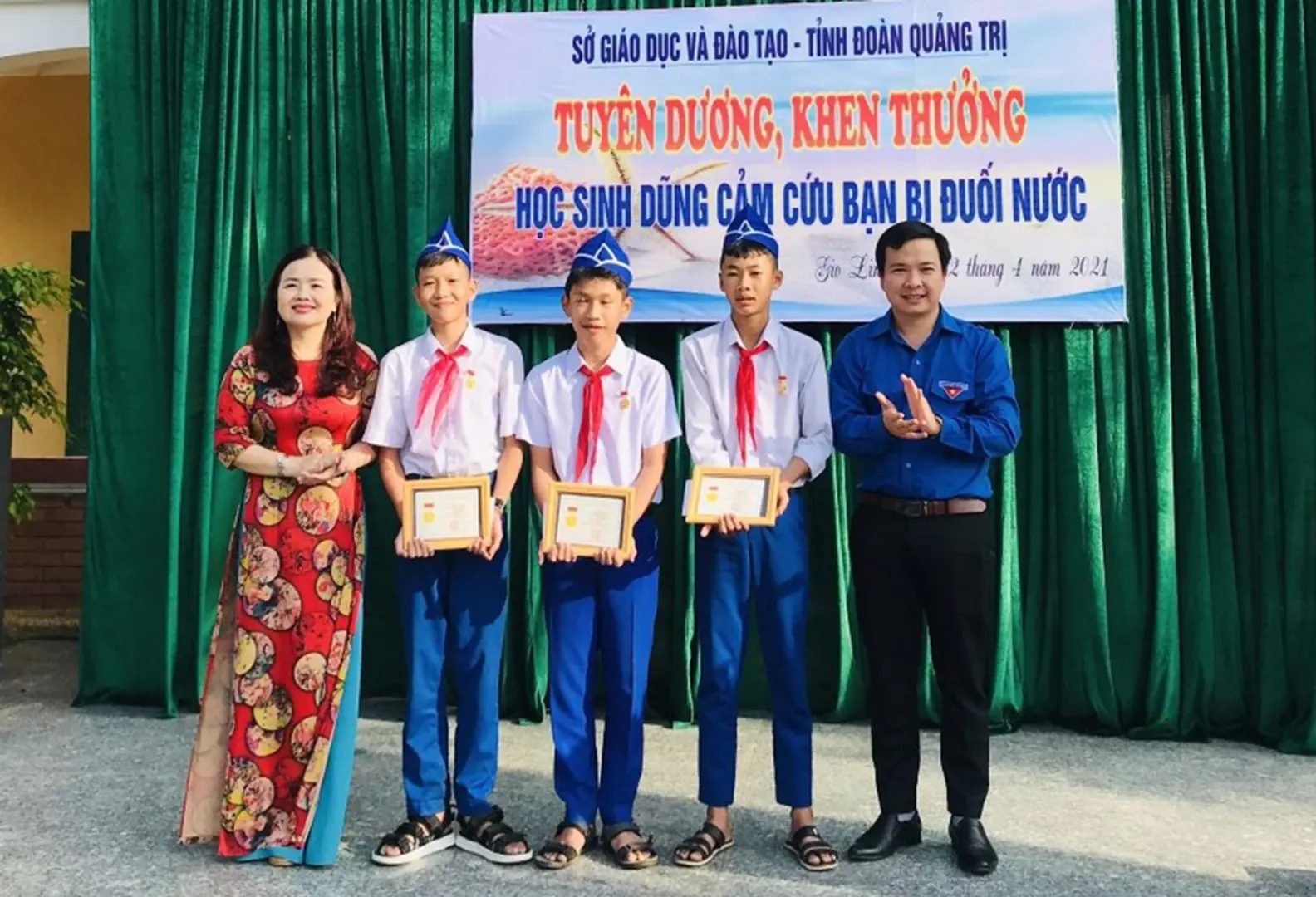 3 học sinh Quảng Trị nhận Huy hiệu “Tuổi trẻ dũng cảm” của Trung ương Đoàn