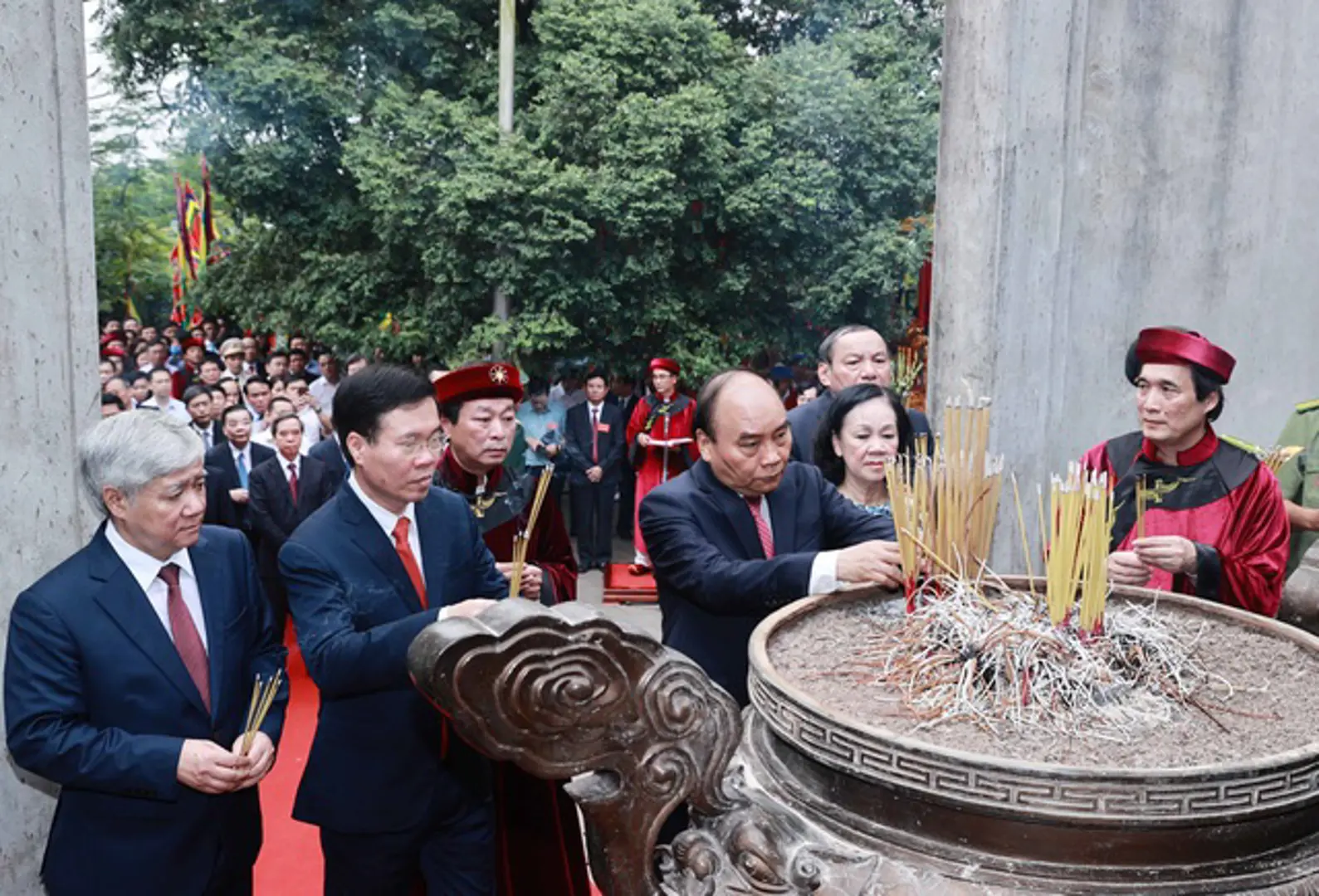 Chủ tịch nước Nguyễn Xuân Phúc dâng hương tưởng nhớ các vua Hùng