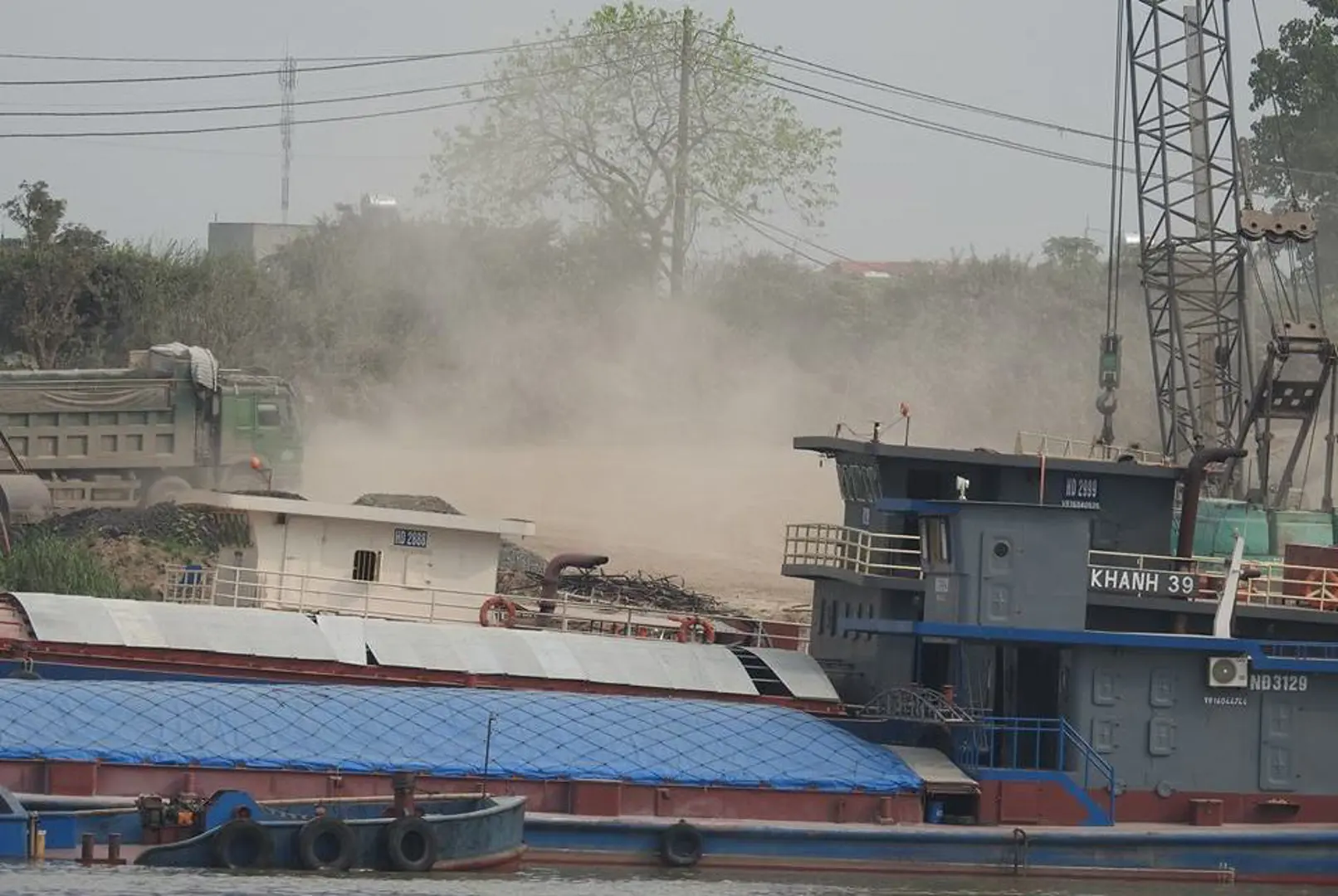 Bến bãi trung chuyển không phép “lộng hành” ở Gia Lâm