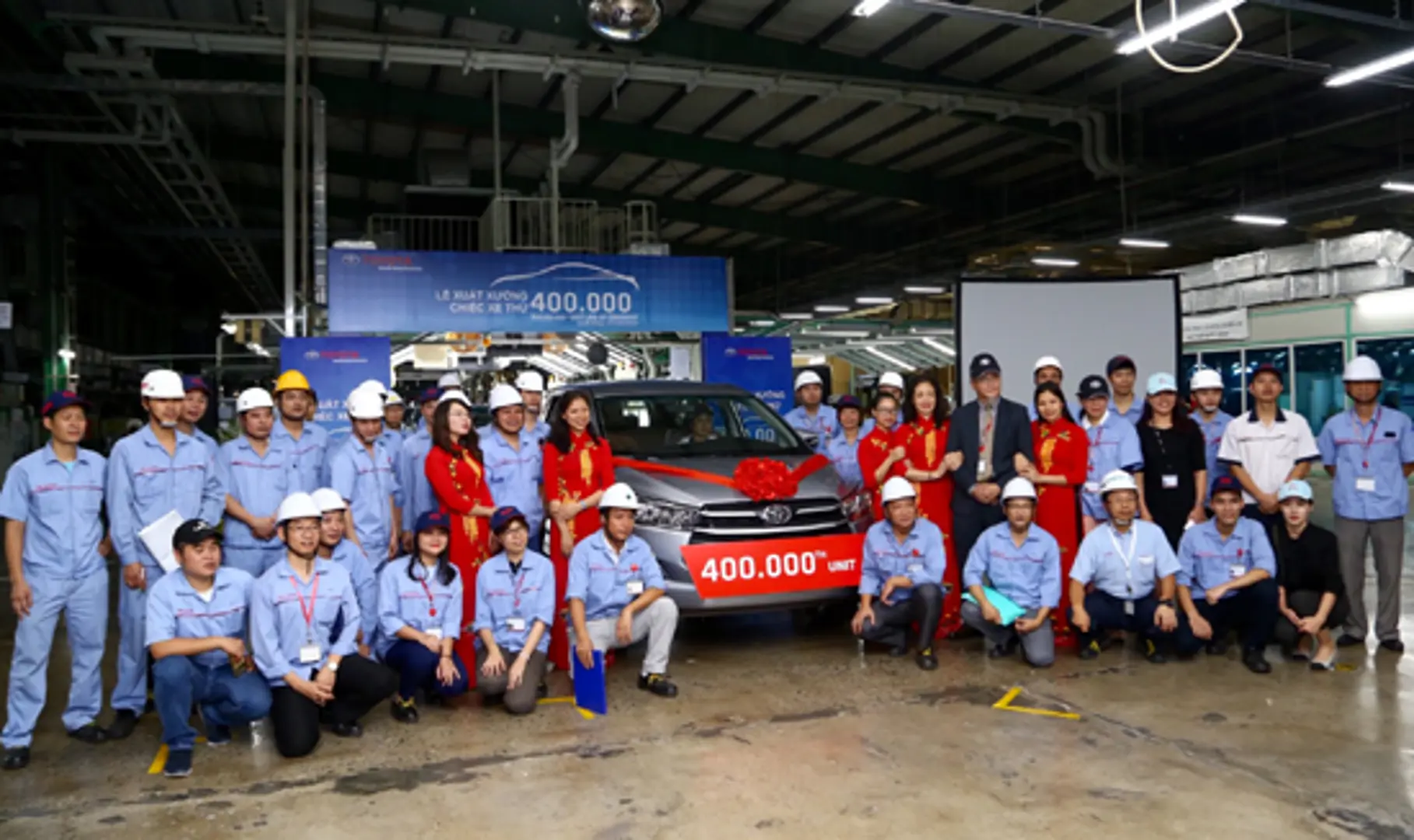 Xuất xưởng chiếc ô tô thứ 400.000 của Toyota Việt Nam