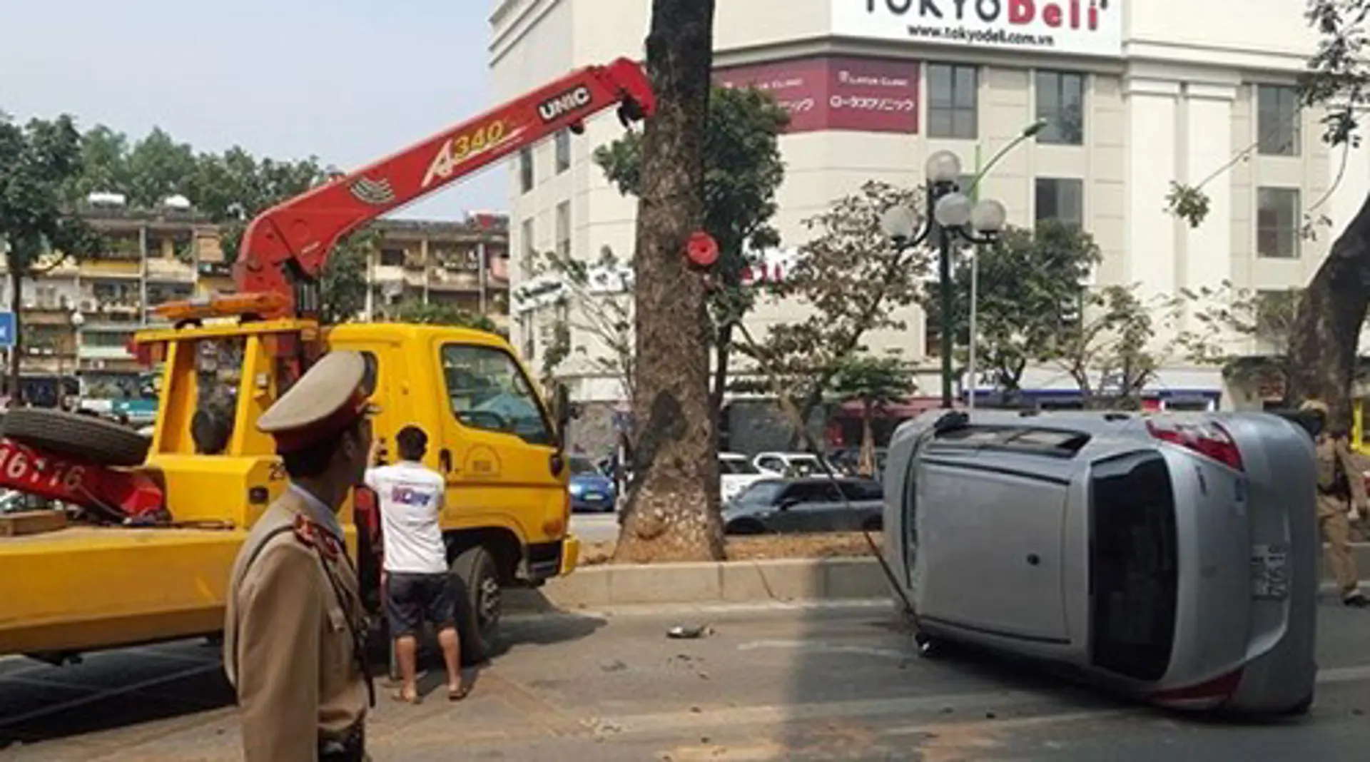 Ô tô lật ngửa trong làn đường xe buýt BRT