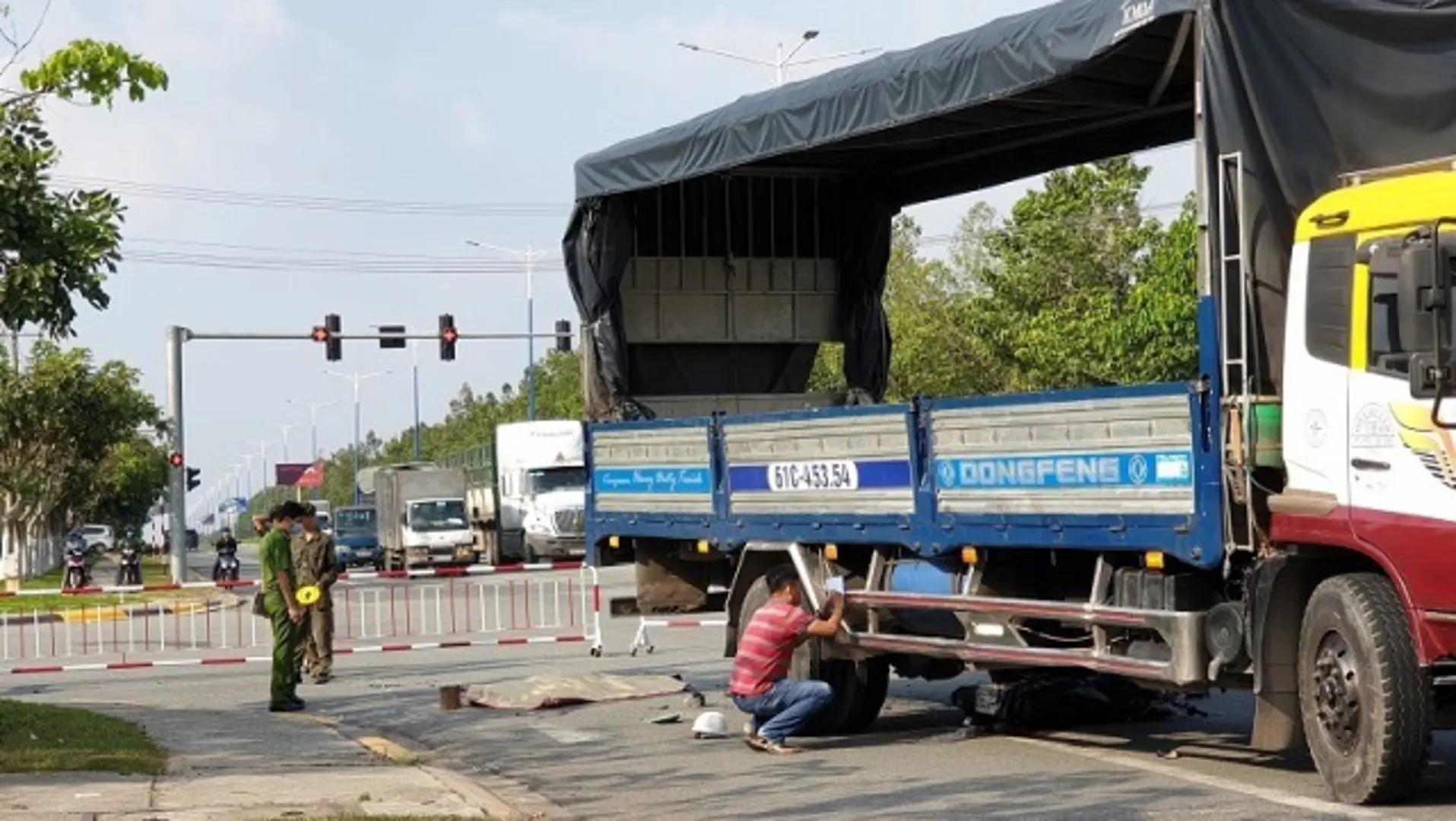 Tai nạn giao thông mới nhất hôm nay 28/12: Xe tải va chạm xe máy, một người tử vong