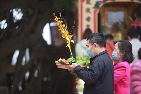 [Ảnh] Ngày đầu mở cửa trở lại, phủ Tây Hồ khách đến lễ thưa vắng, bỏ khẩu trang tỏ lòng thành kính