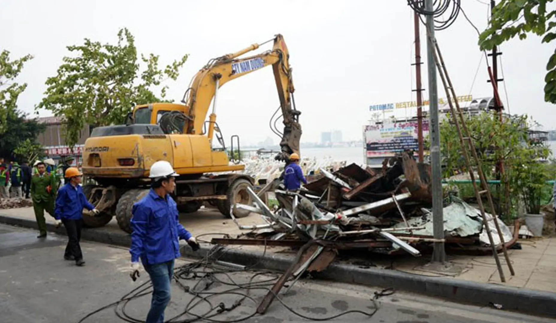 Hoàn thành việc tháo dỡ cầu dẫn, sàn nổi vi phạm trên Hồ Tây