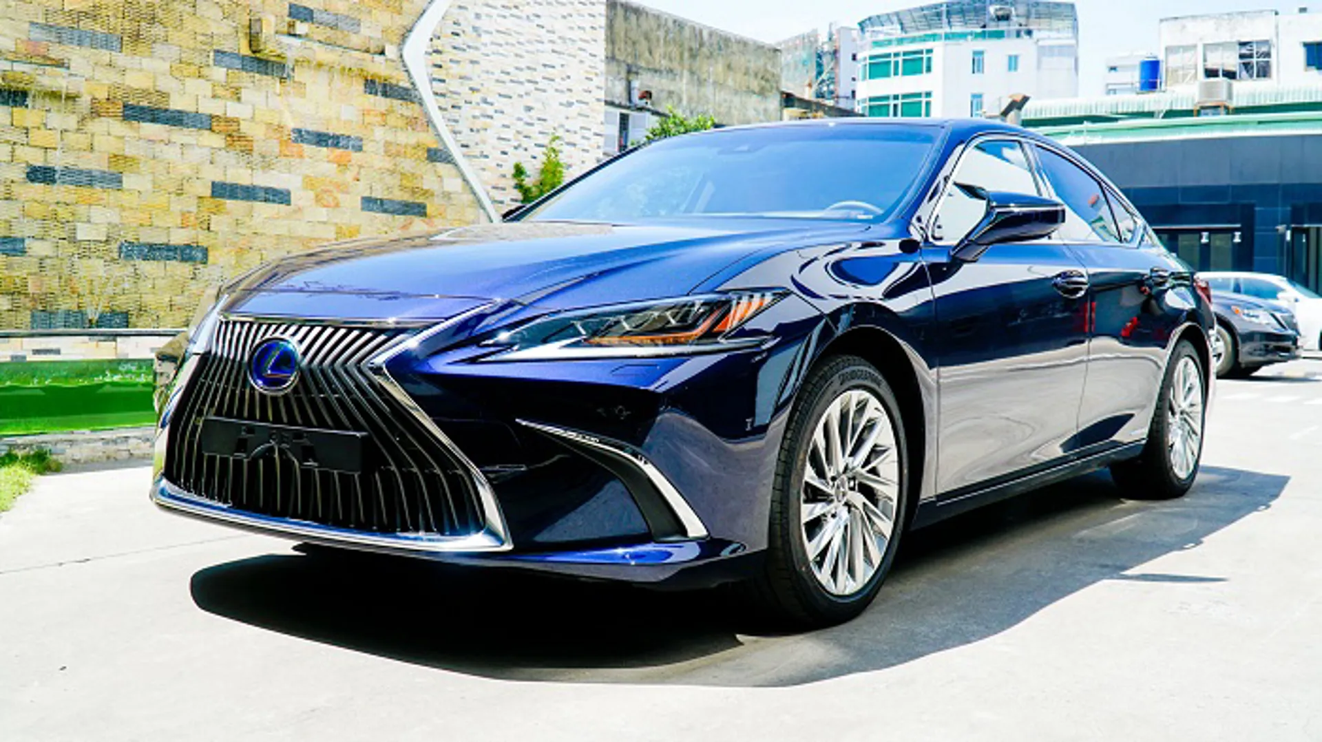 Lexus giới thiệu phiên bản mới, giá không đổi