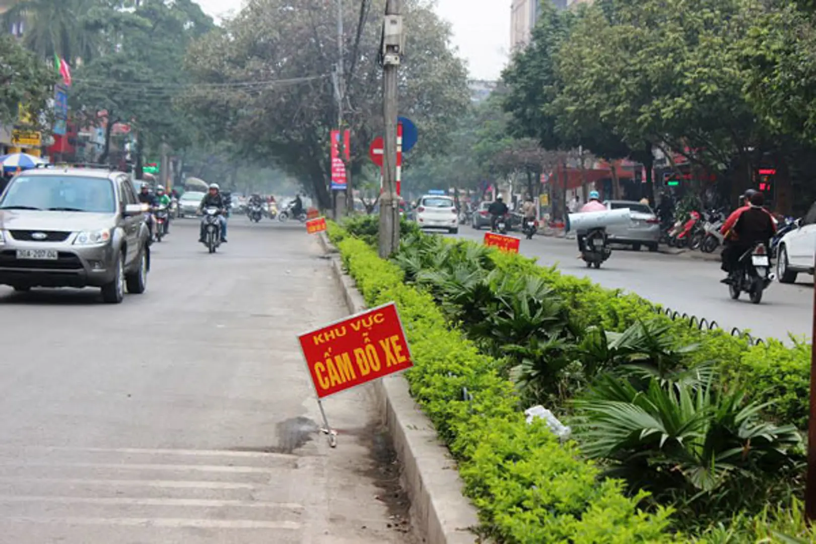 Quận Thanh Xuân kiên quyết đòi lại vỉa hè cho người đi bộ