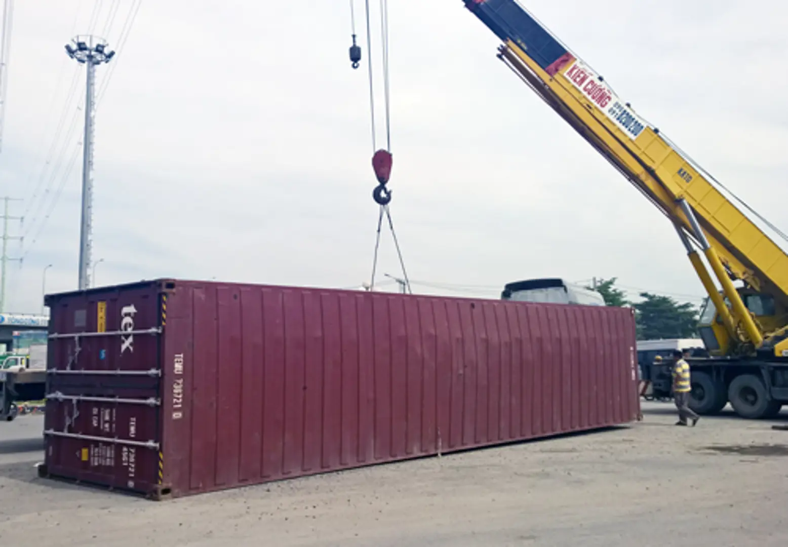 Thùng container văng xuống vòng xoay