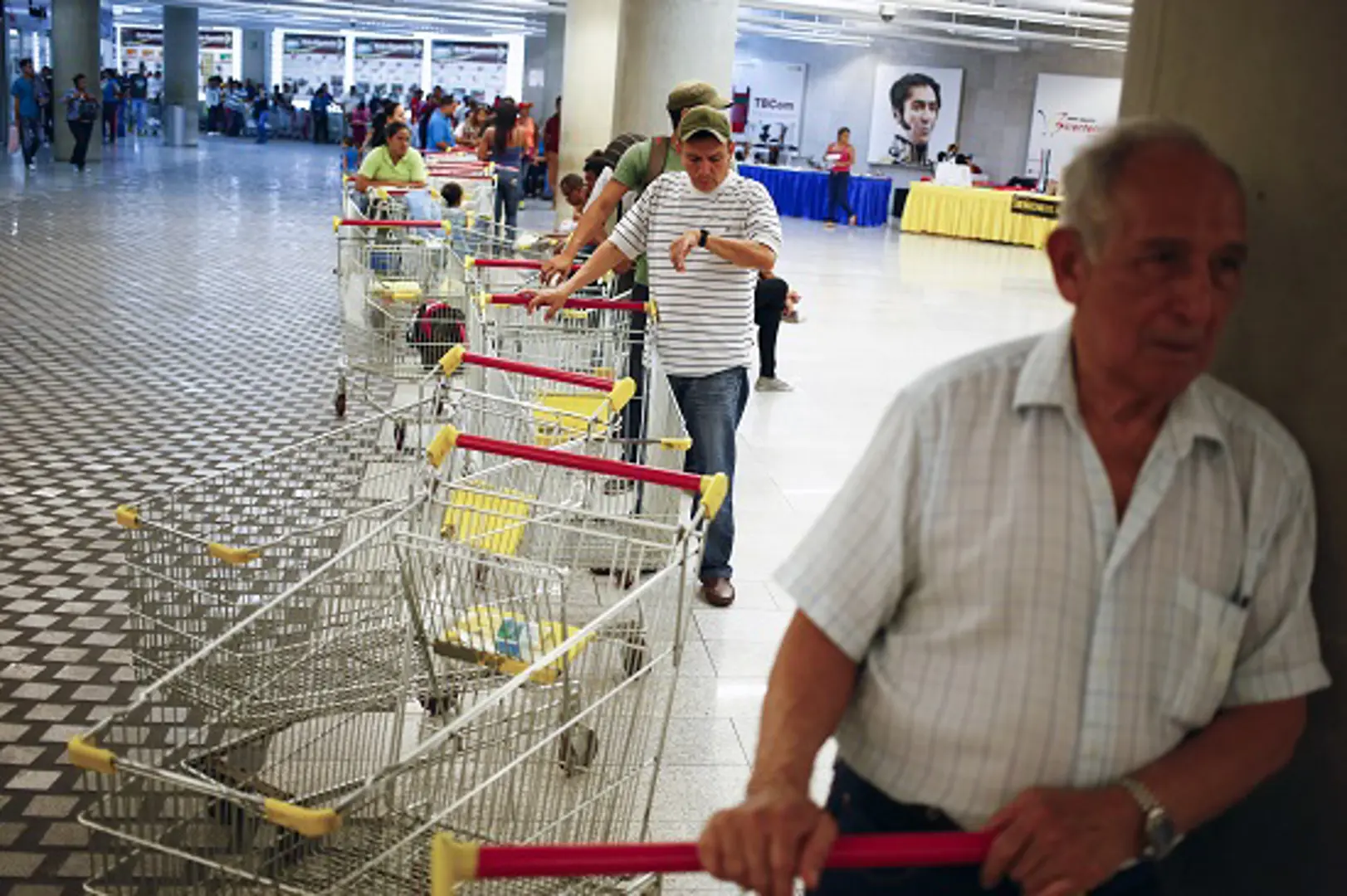 Venezuela đối phó chiến tranh tiền tệ:  Khó khăn chồng chất