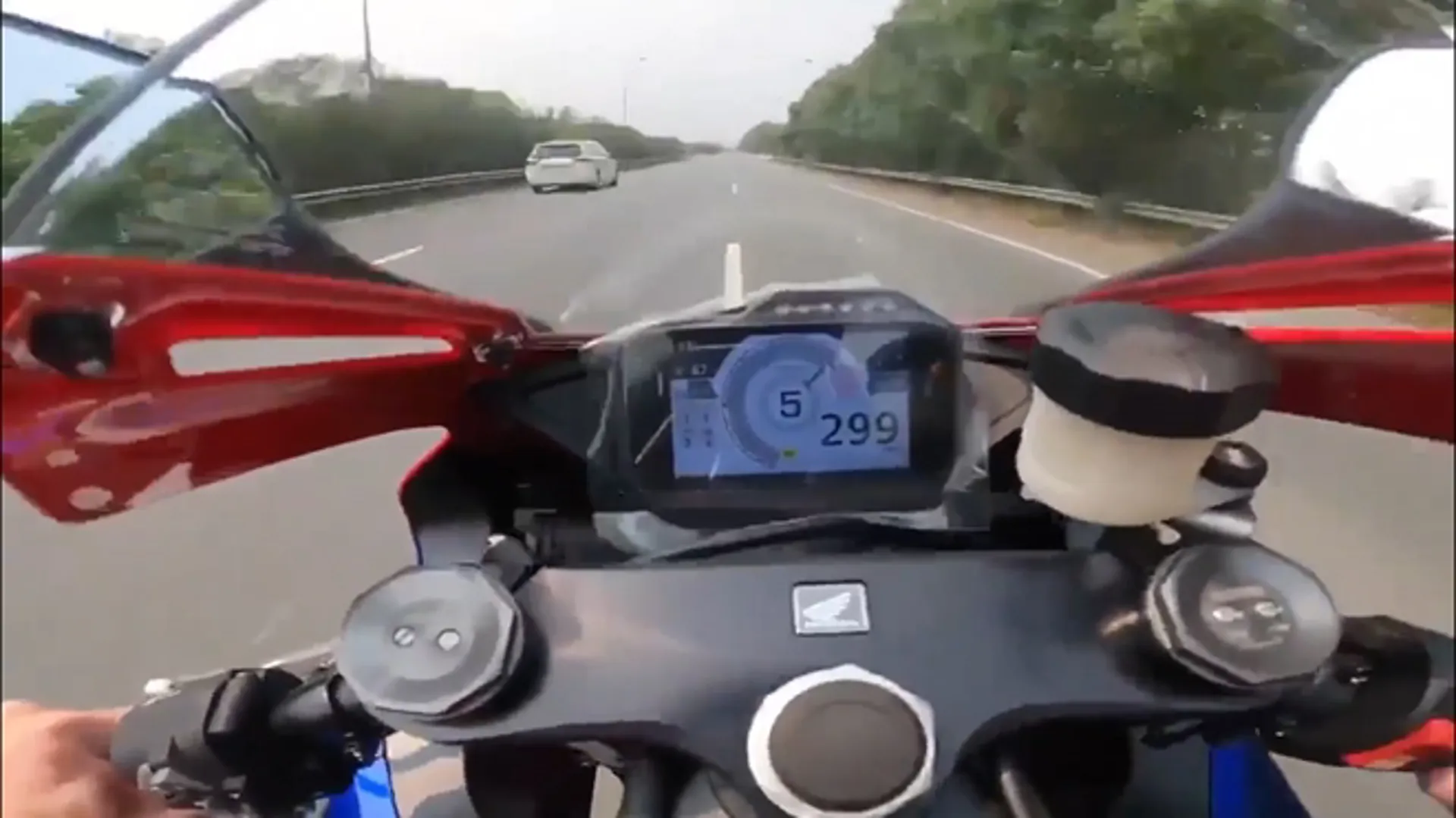 Hà Nội: Truy tìm lái xe mô tô chạy gần 300km/h trên Đại lộ Thăng Long