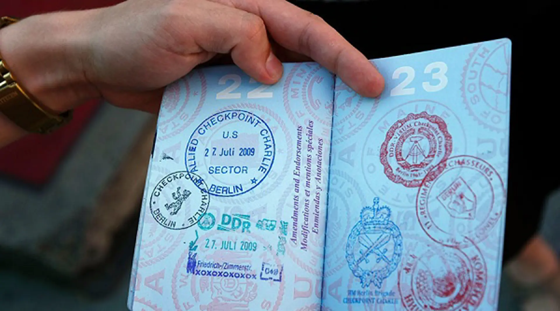 EU xem xét bỏ miễn visa cho công dân Mỹ