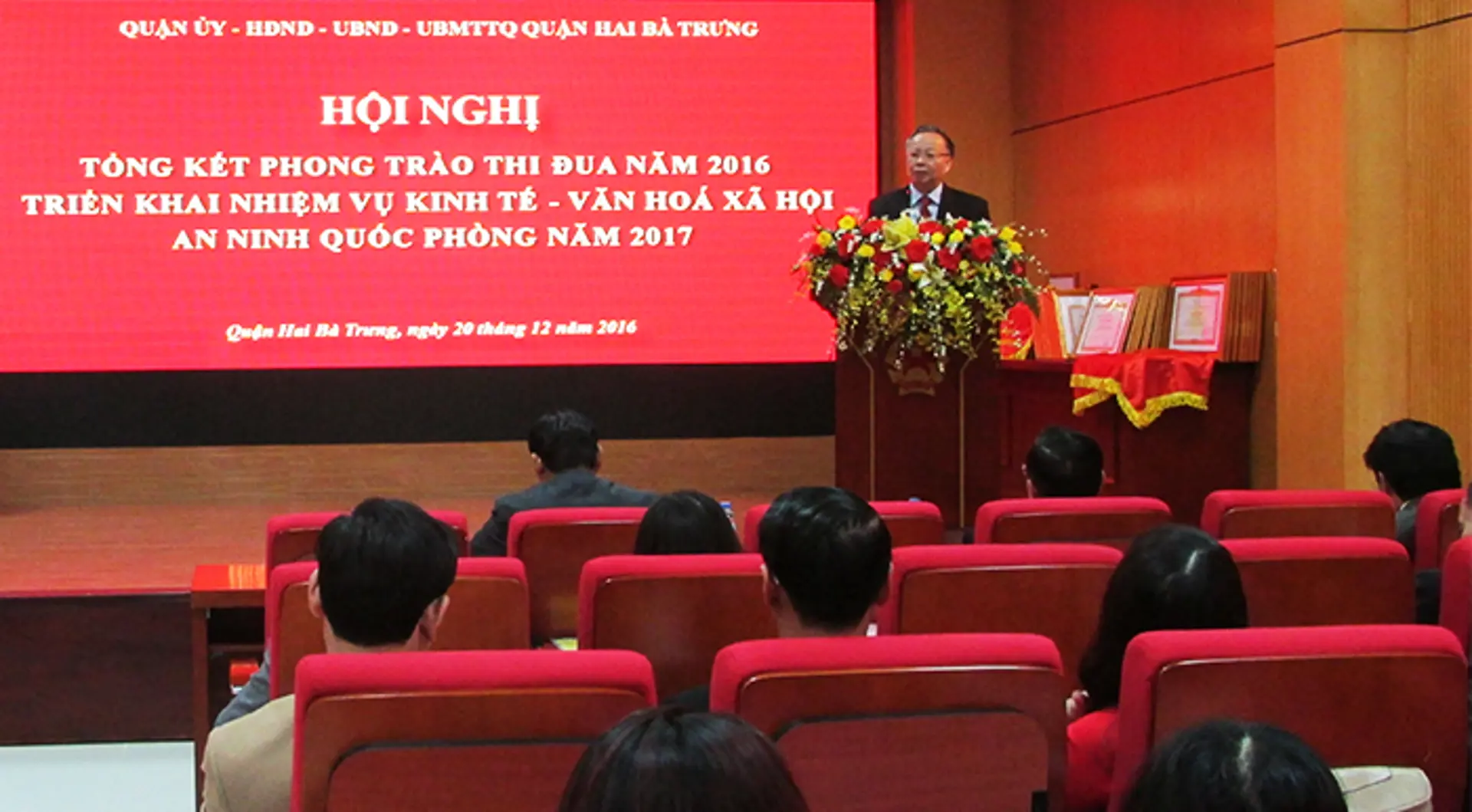 Quận Hai Bà Trưng nhận Cờ đơn vị xuất sắc trong phong trào thi đua TP Hà Nội năm 2016