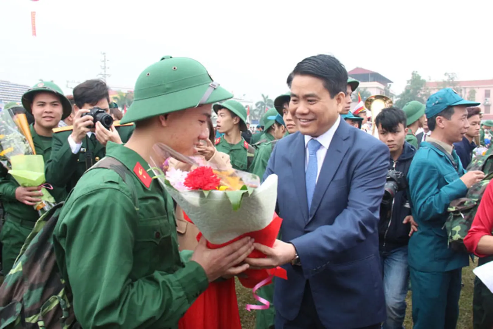 Chủ tịch Nguyễn Đức Chung động viên tân binh lên đường nhập ngũ