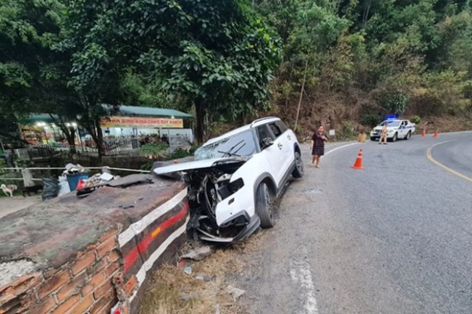 Tai nạn giao thông mới nhất hôm nay 25/2: Ô tô mất lái trên đèo Bảo Lộc, một người chết, 3 người bị thương nặng