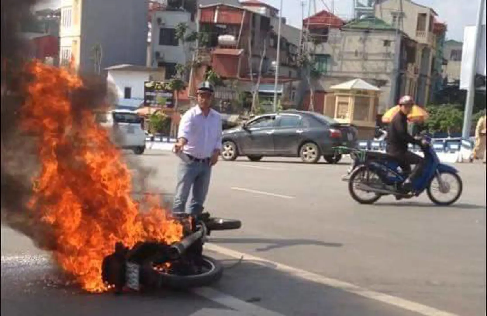 Hà Nội: Đang lưu thông, xe máy bốc cháy dữ dội