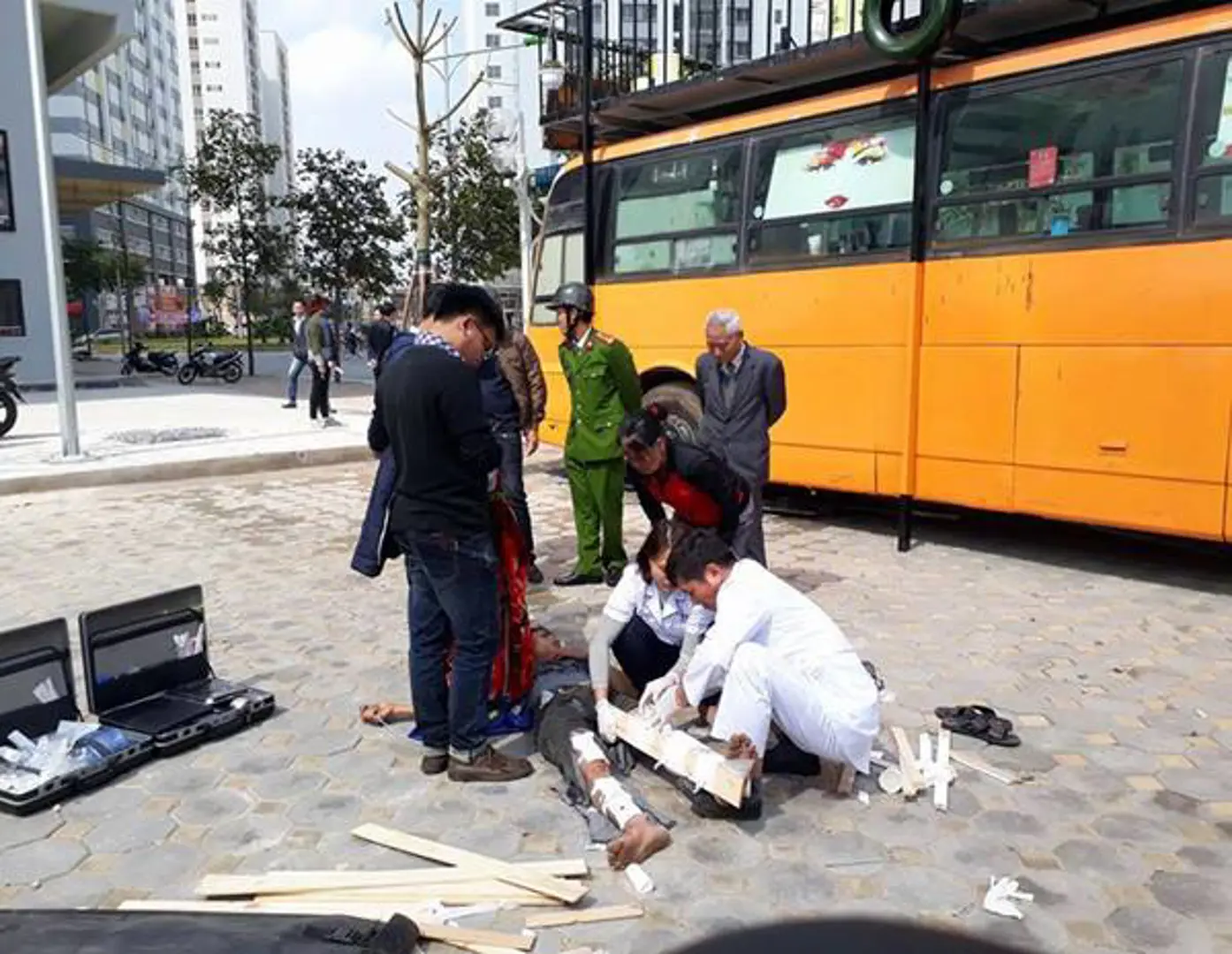 Nổ thùng phuy ở Linh Đàm, một người bị thương nặng