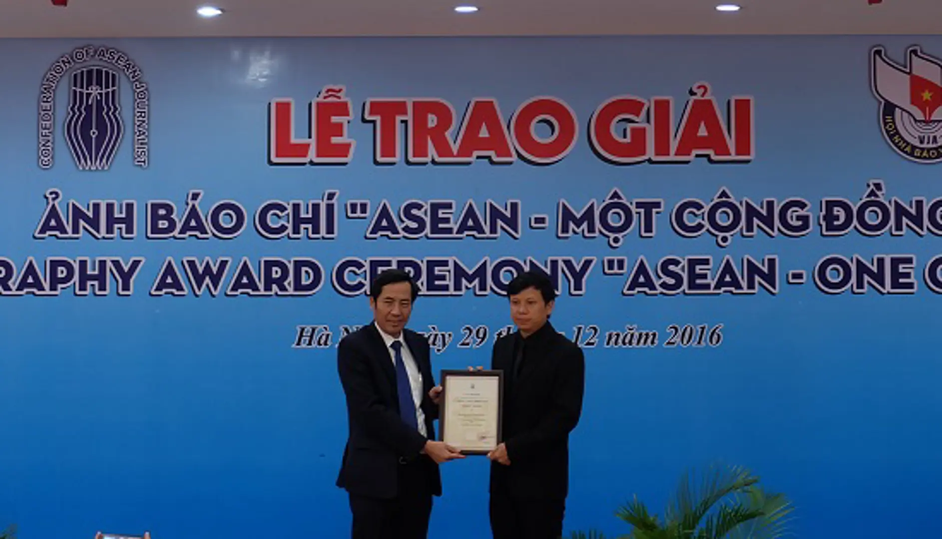 Trao giải Ảnh báo chí “ASEAN - Một cộng đồng” năm 2016