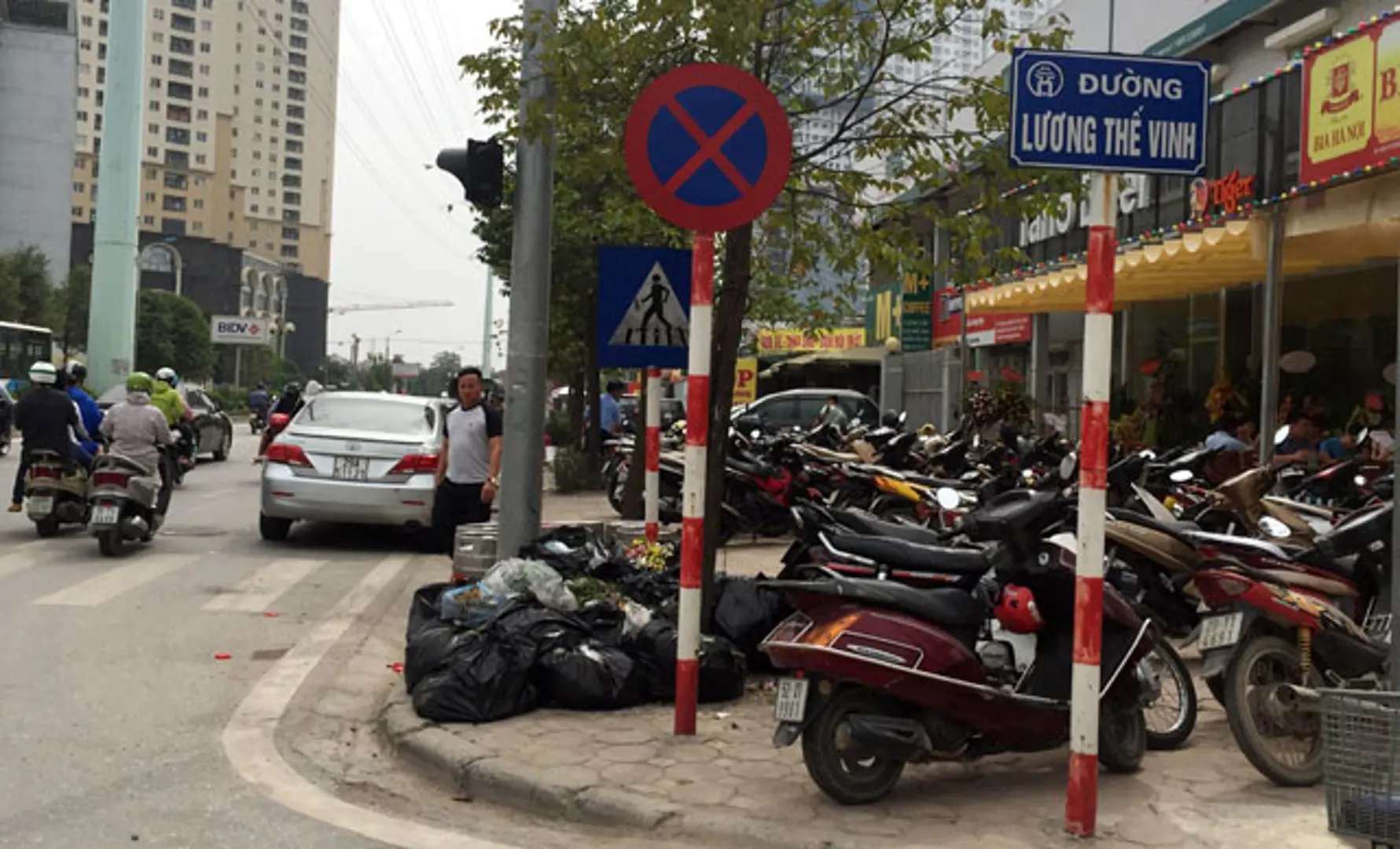 Tại phường Trung Văn: Quán bia ngang nhiên chiếm dụng vỉa hè, lòng đường