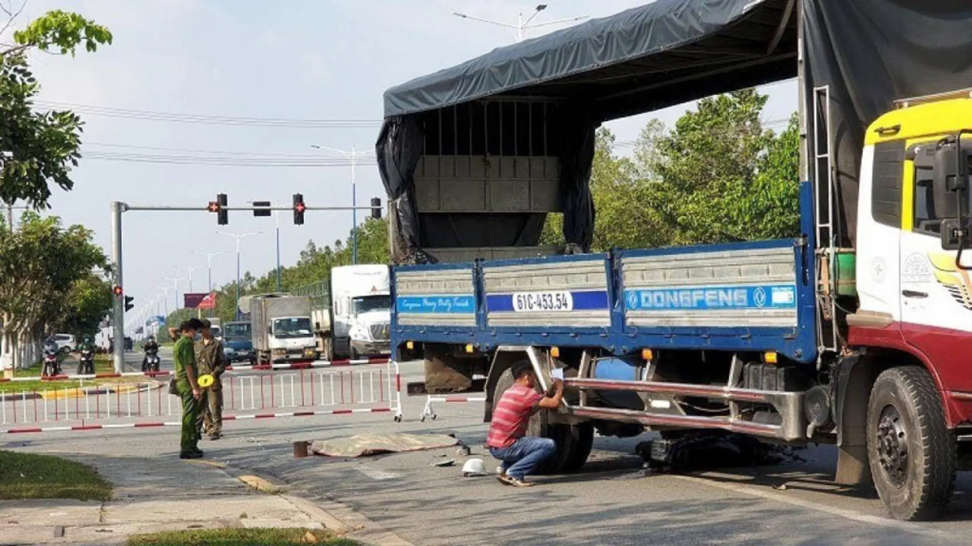 Tai nạn giao thông mới nhất hôm nay 29/12: Nam sinh bị kéo lê trên đường trước khi tử vong dưới bánh xe tải