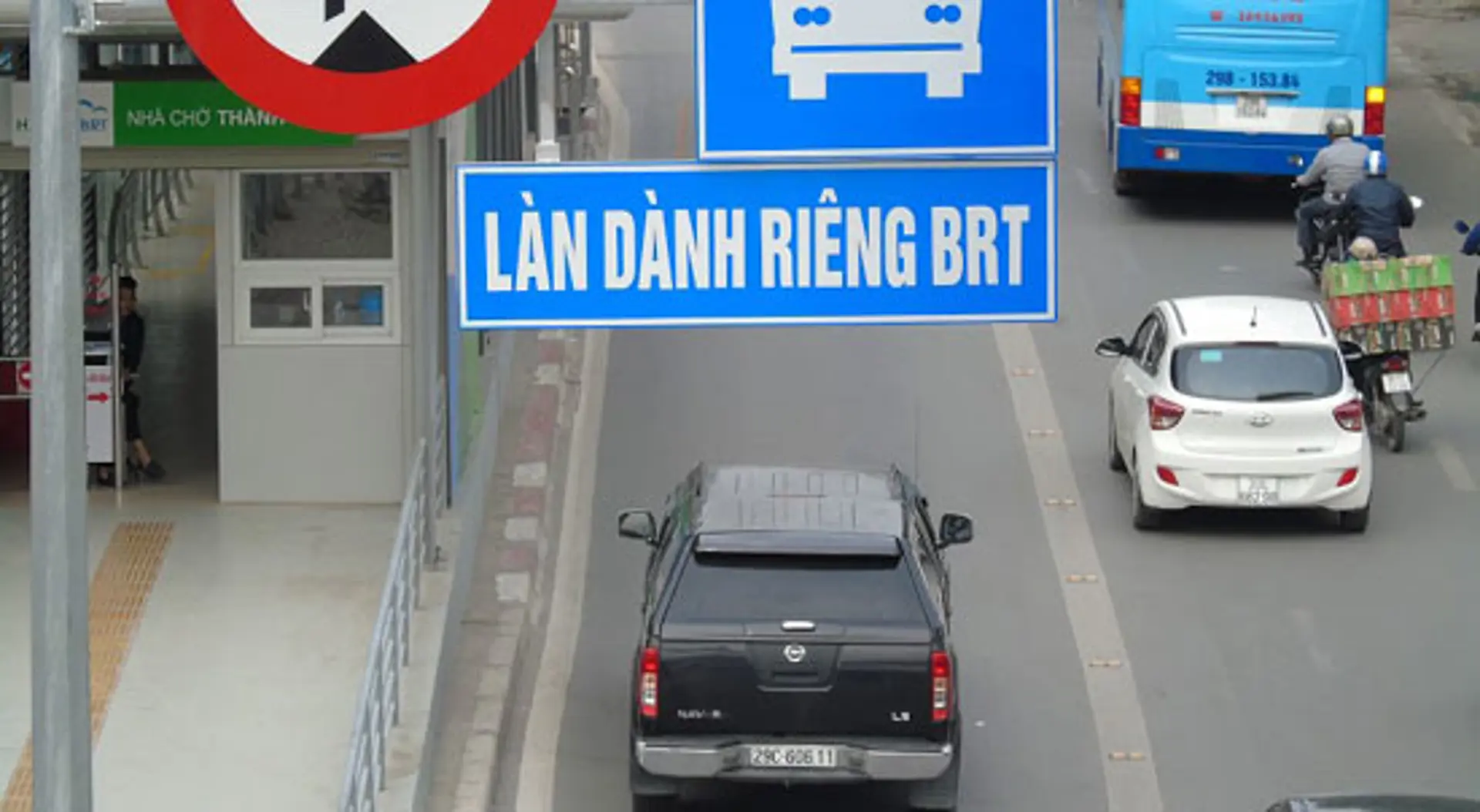 Hàng loạt phương tiện cố tình lấn làn xe buýt BRT