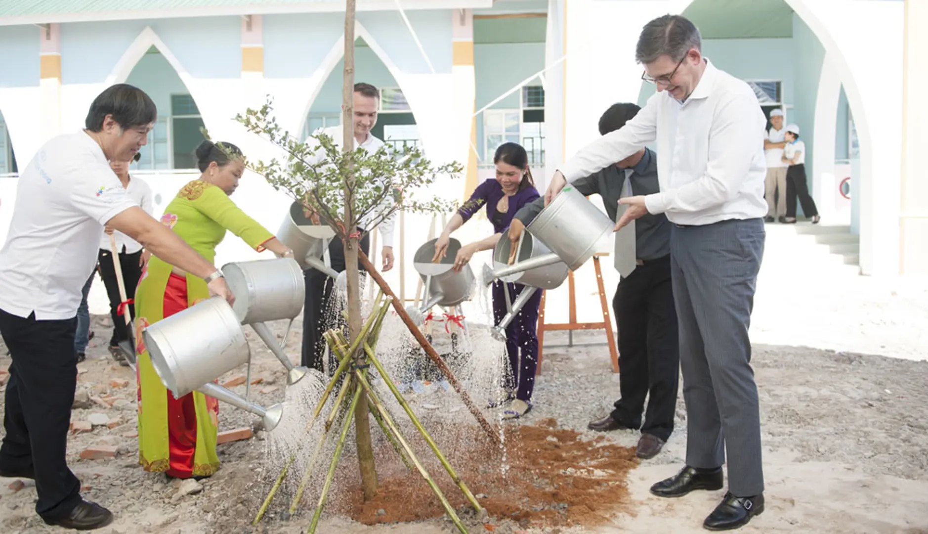 Nhãn hàng Cô Gái Hà Lan khánh thành trường Đèn Đom Đóm thứ 20