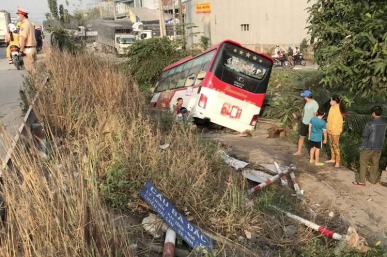 Tai nạn giao thông mới nhất hôm nay 4/2: Xe khách 52 chỗ ngồi lao xuống kênh, nhiều người thoát chết