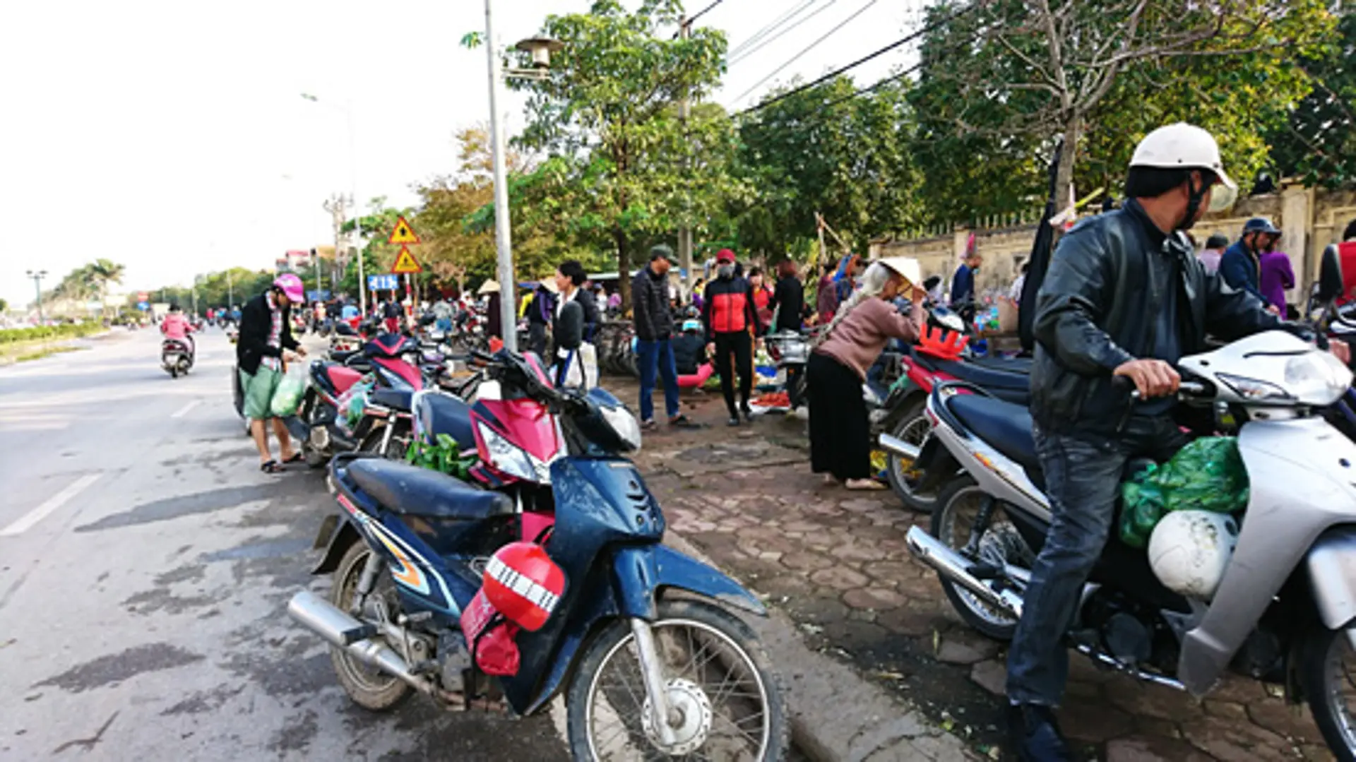 Họp chợ tràn xuống lòng đường Lê Trọng Tấn