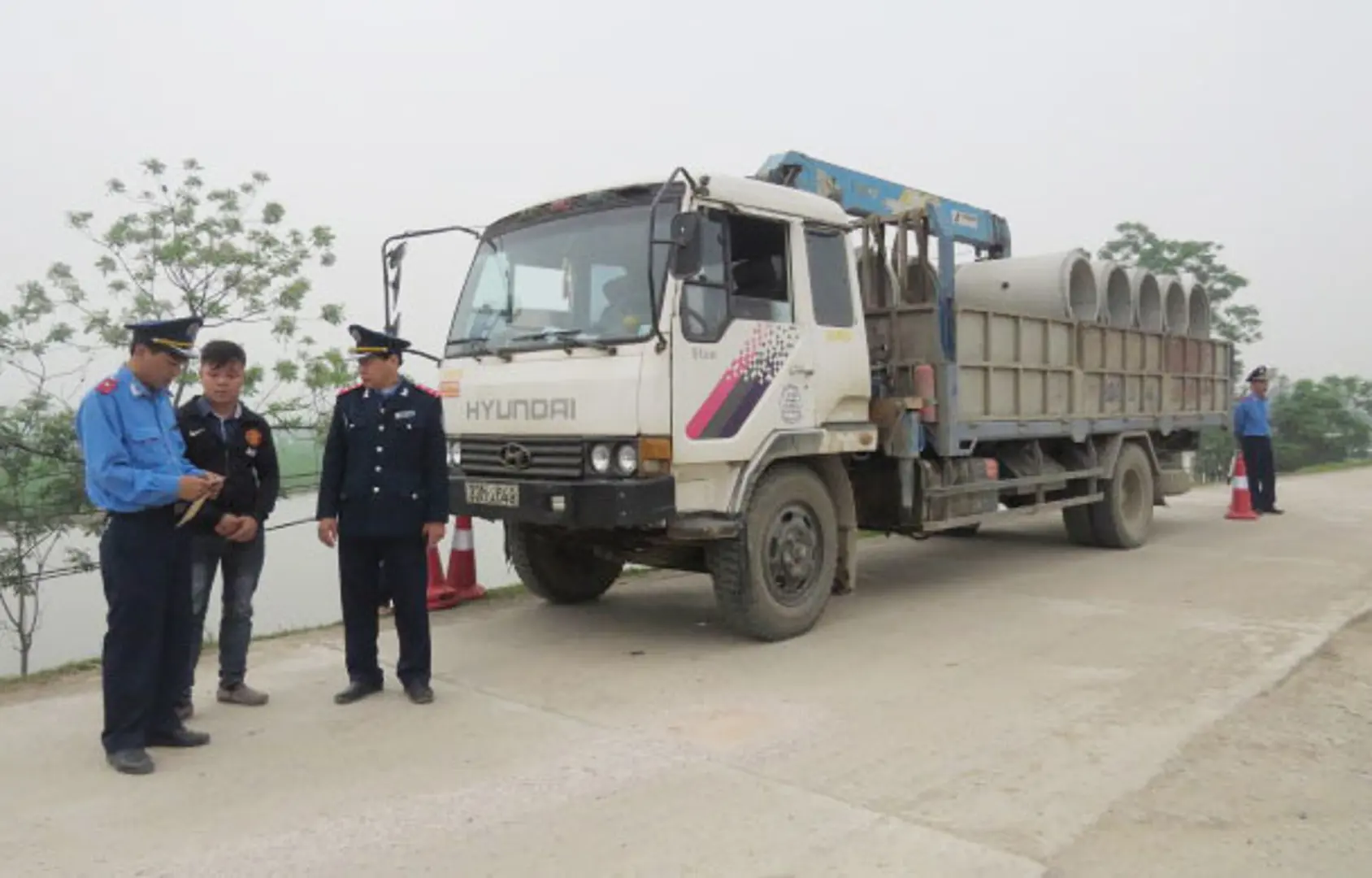 Vụ “Hung thần trên đường 429, huyện Ứng Hòa”: Phối hợp kiểm tra, xử phạt gần 200 triệu đồng