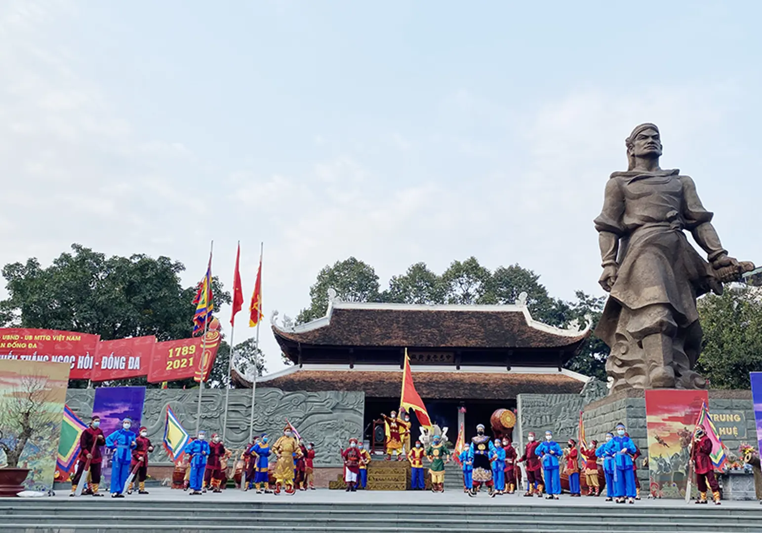 Thường trực Thành uỷ Hà Nội dâng hương tưởng nhớ Hoàng đế Quang Trung - Nguyễn Huệ